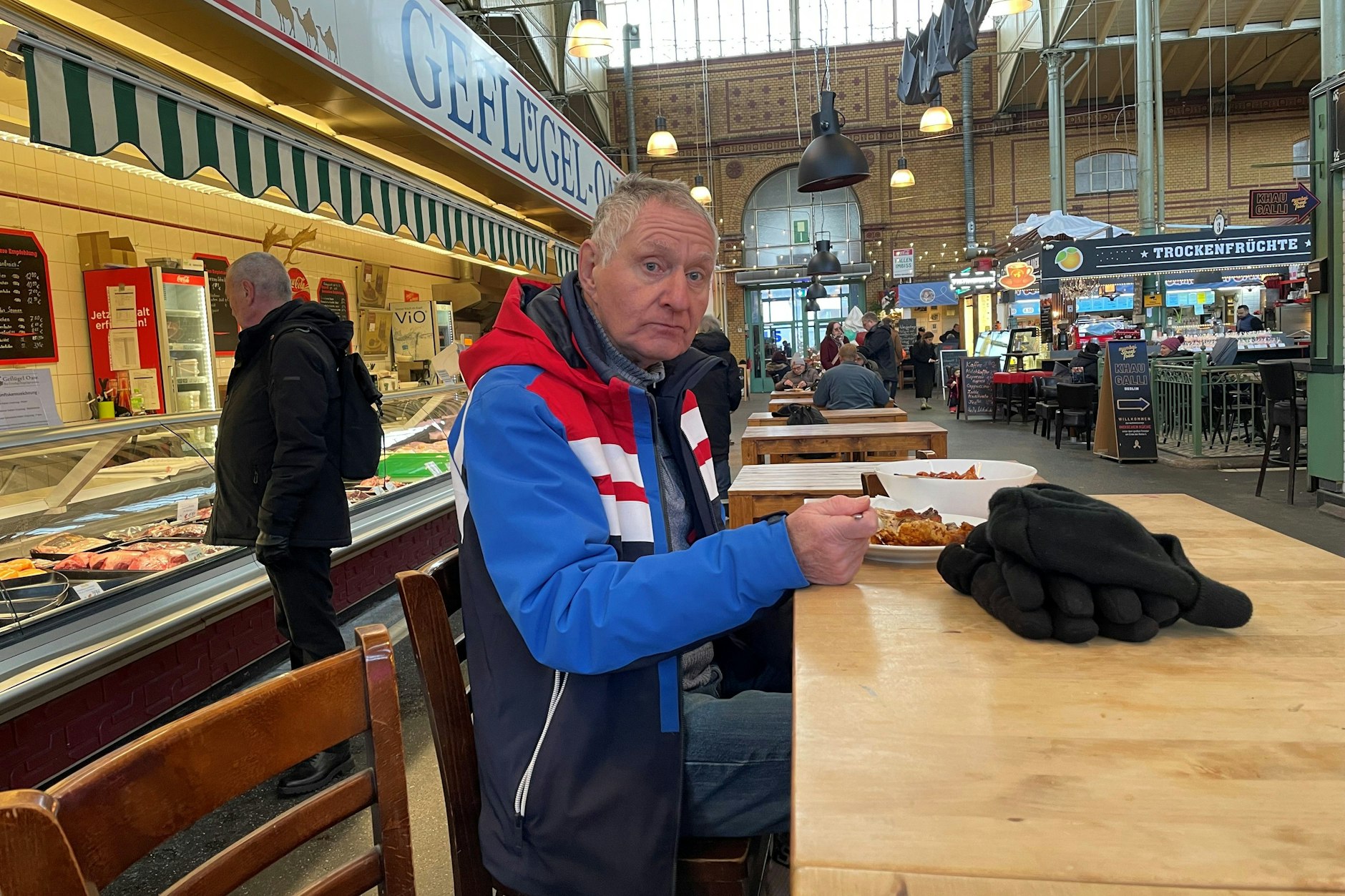Bodo aus Wedding musste beim Essen in der Arminiusmarkthalle in Moabit zuletzt die Jacke anbehalten.