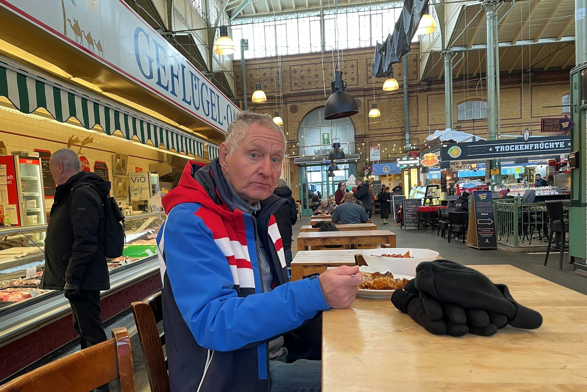 Bodo aus Wedding&nbsp; behält beim Essen in der Arminiusmarkthalle in Moabit die Jacke lieber an.