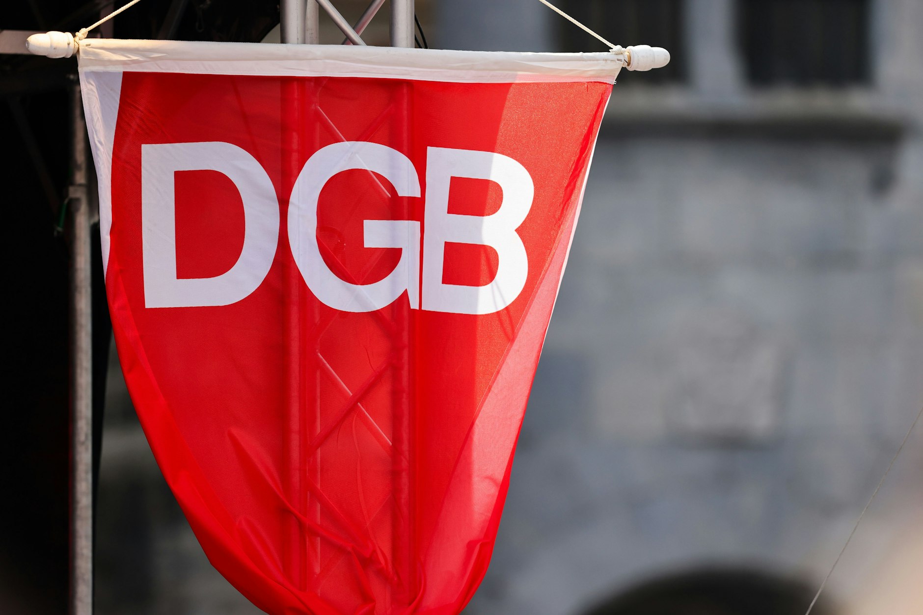 Der DGB fordert ein sofortiges „Bündnis für Arbeit und Innovation“.