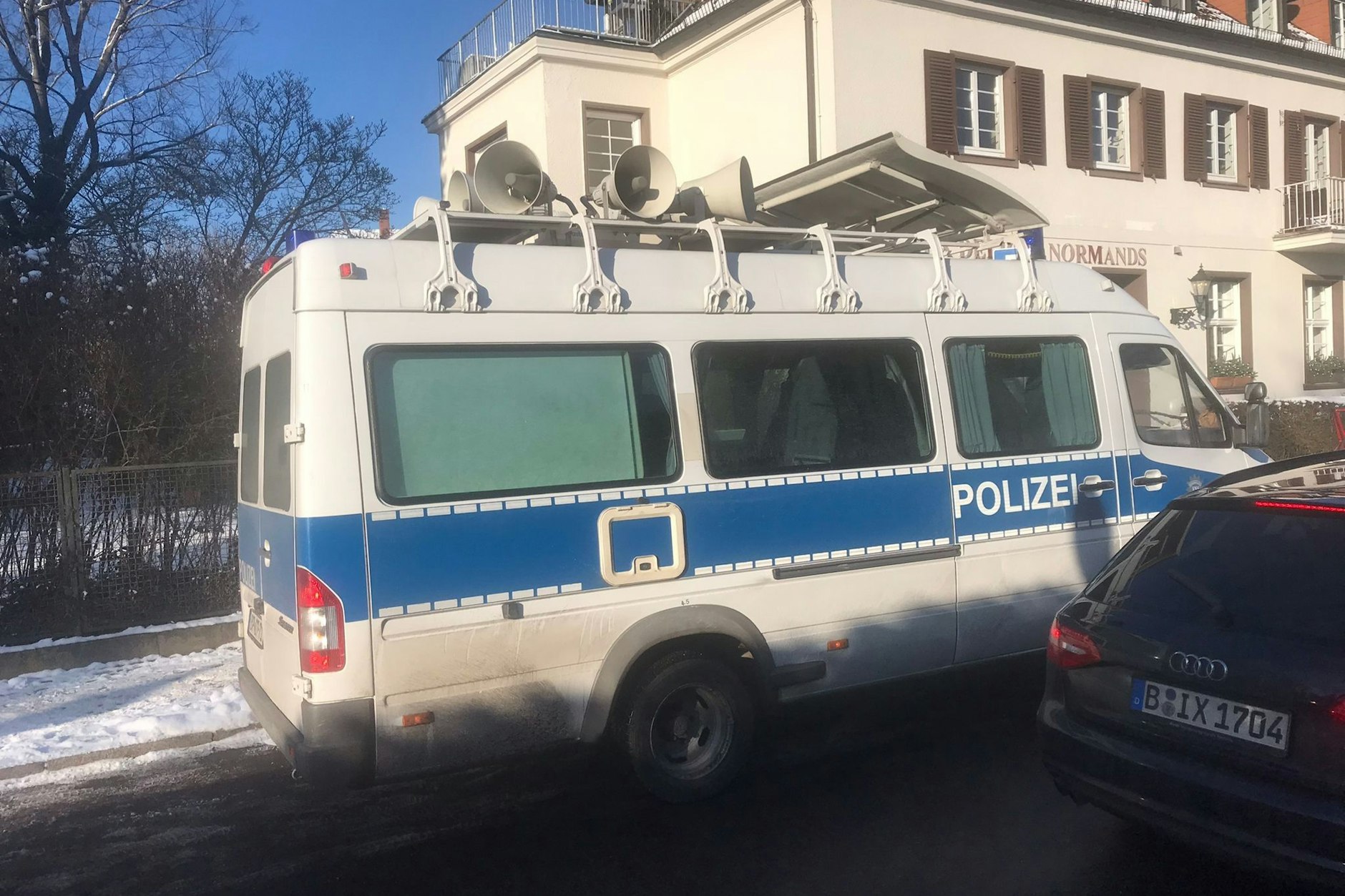 Strom wieder da! In Berlin-Wannsee verbreitet ein Lautsprecherwagen der Polizei die frohe Botschaft.