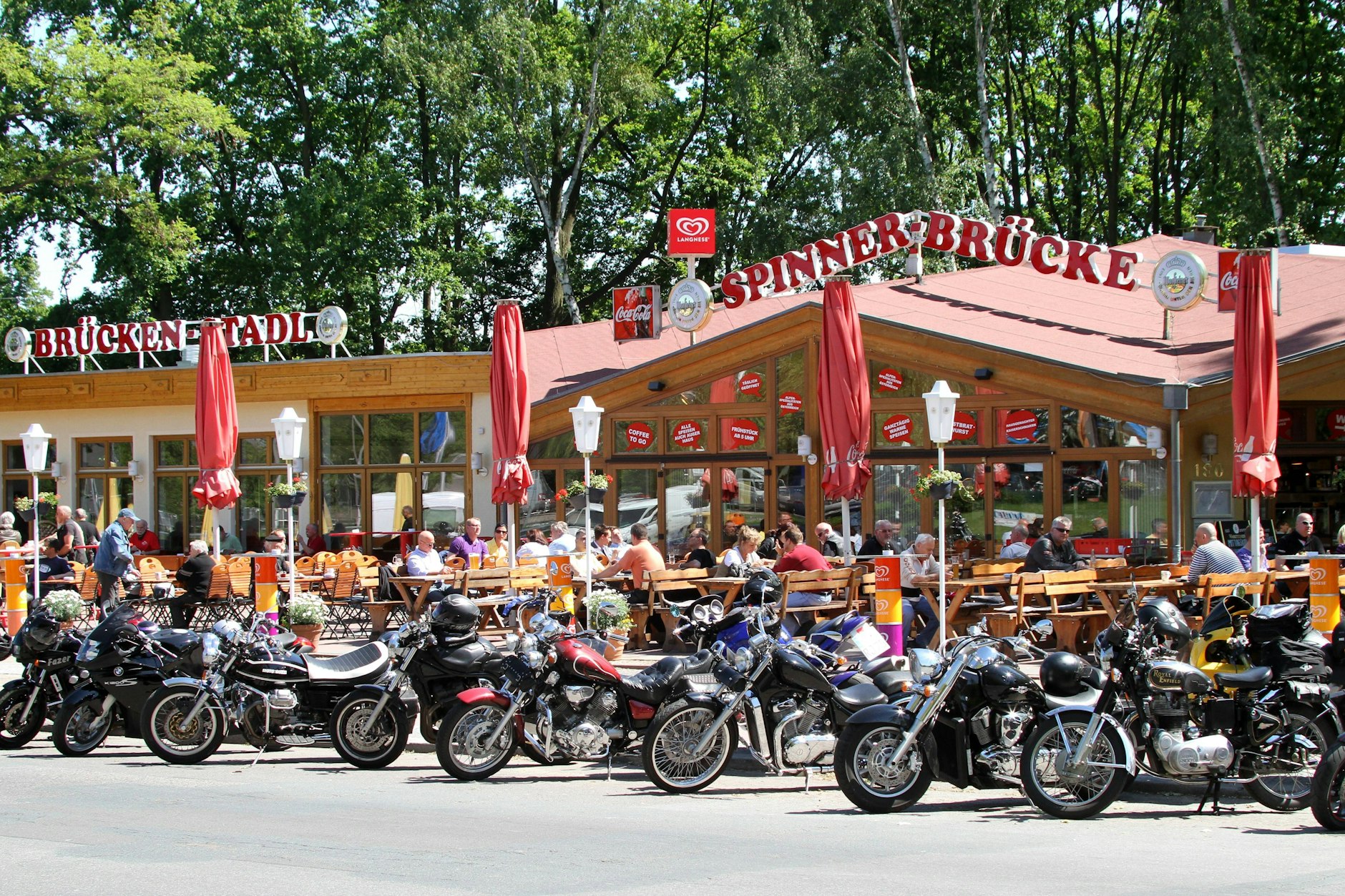 Vor dem Brücken-Stadl auf der Spinner-Brücke steht ein Geldautomat, den die Remmos angeblich aufknacken wollten.
