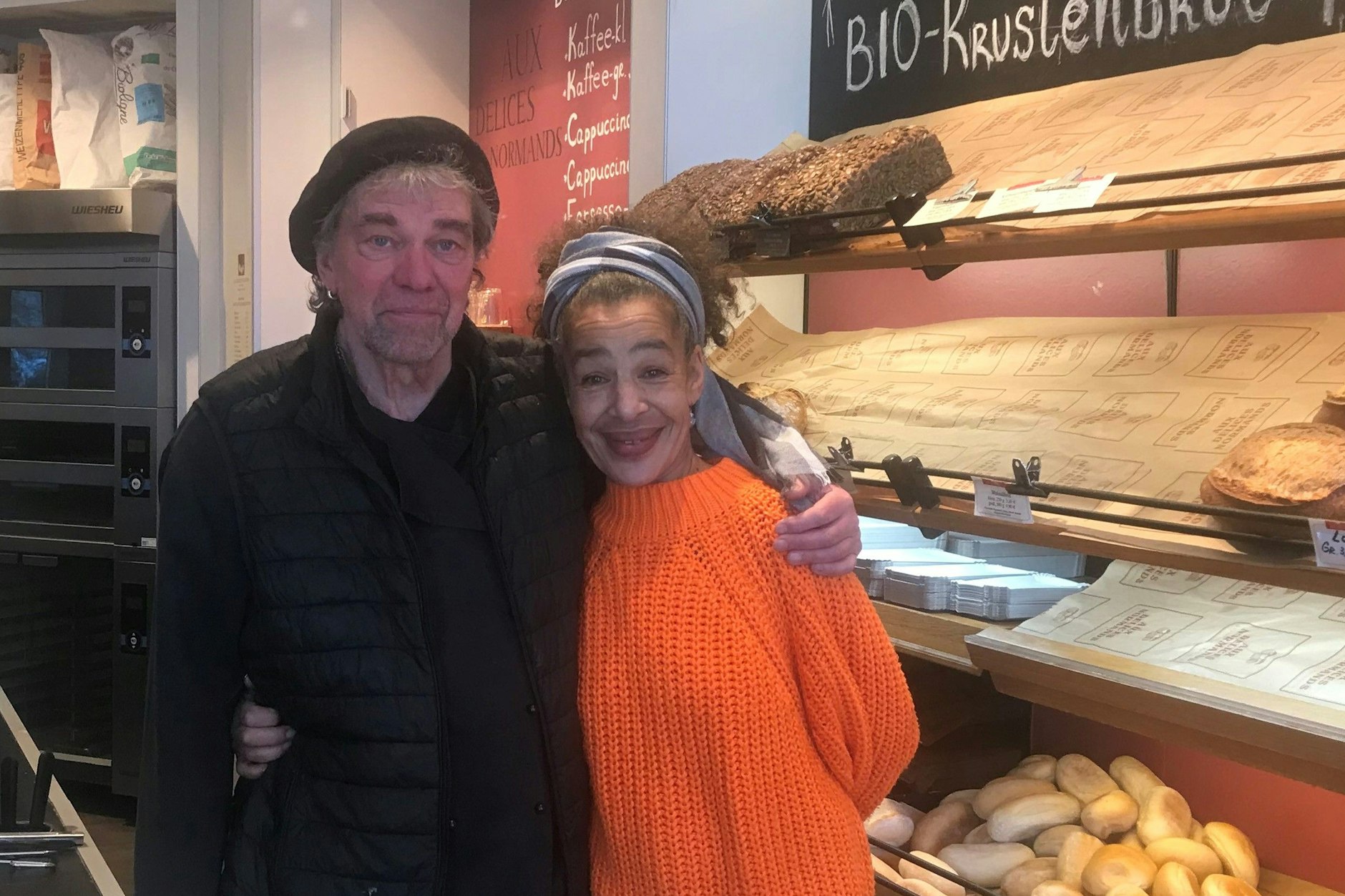 Klaus-Dieter Hensel und seine Frau Ramona: Endlich hat ihr Bäckerladen in Wannsee wieder Licht.