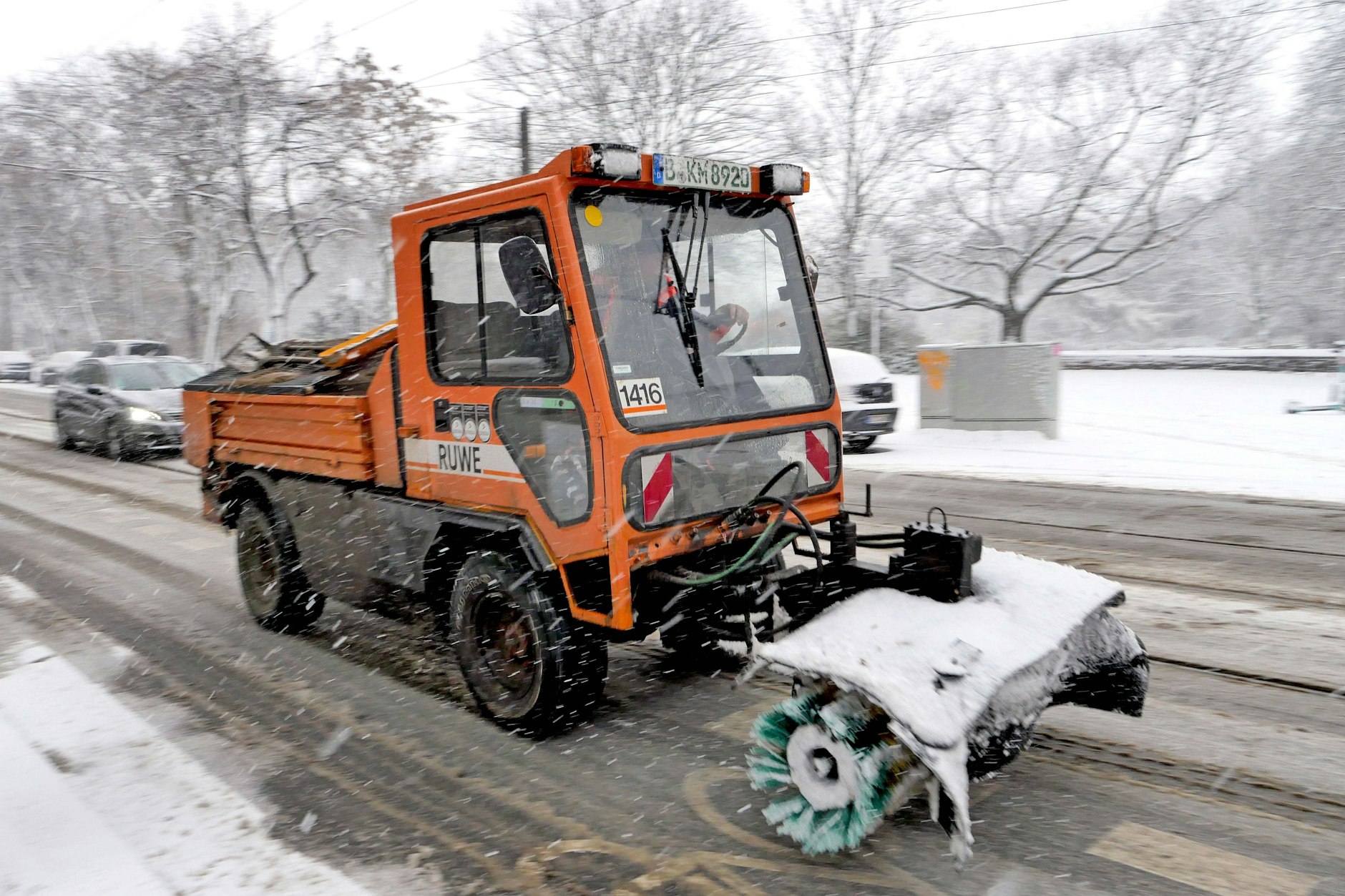 Die BSR ist unterwegs in der Stadt mit ihren Räumfahrzeugen. Für Gehwege ist sie jedoch nicht zuständig.