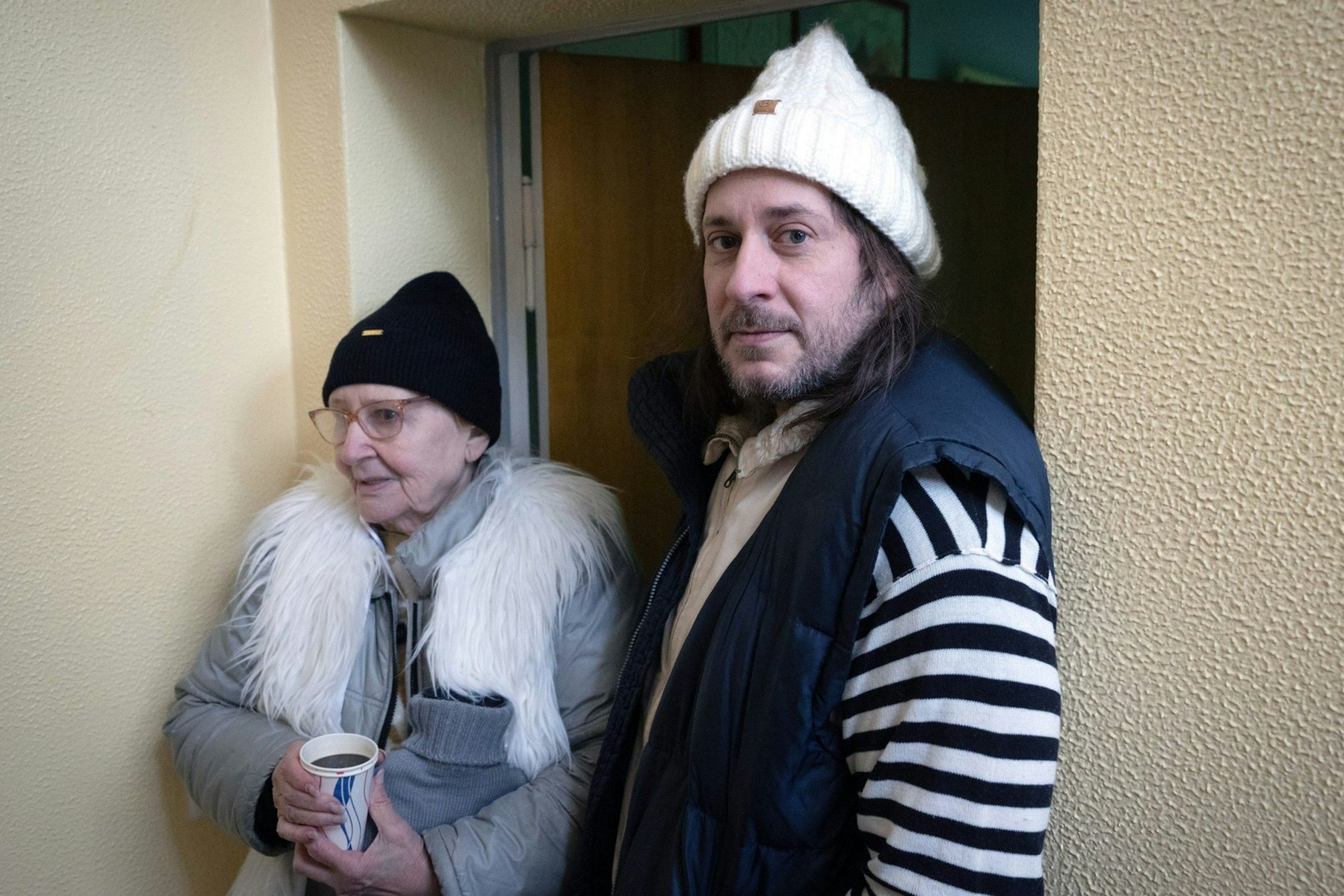 Eine Zehlendorferin und ihr Sohn erhalten Unterstützung von Ehrenamtlichen. Seit dem Anschlag auf die Stromversorgung des Berliner Südwesten haben Tausende Helfer Bedürftige versorgt.