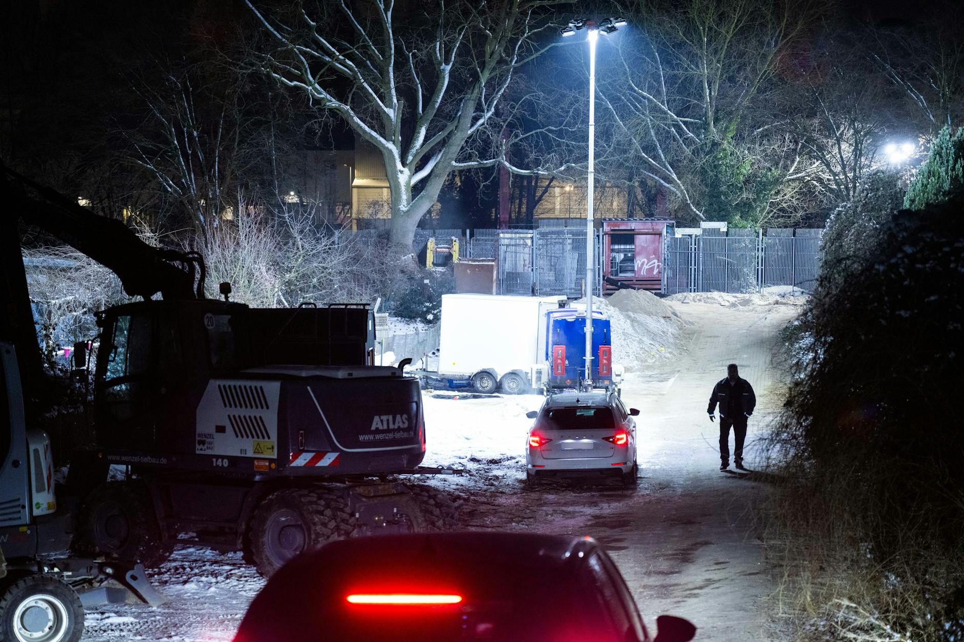 Sicherheitskräfte bewachen die Brandstelle der Kabelbrücke am Teltowkanal.