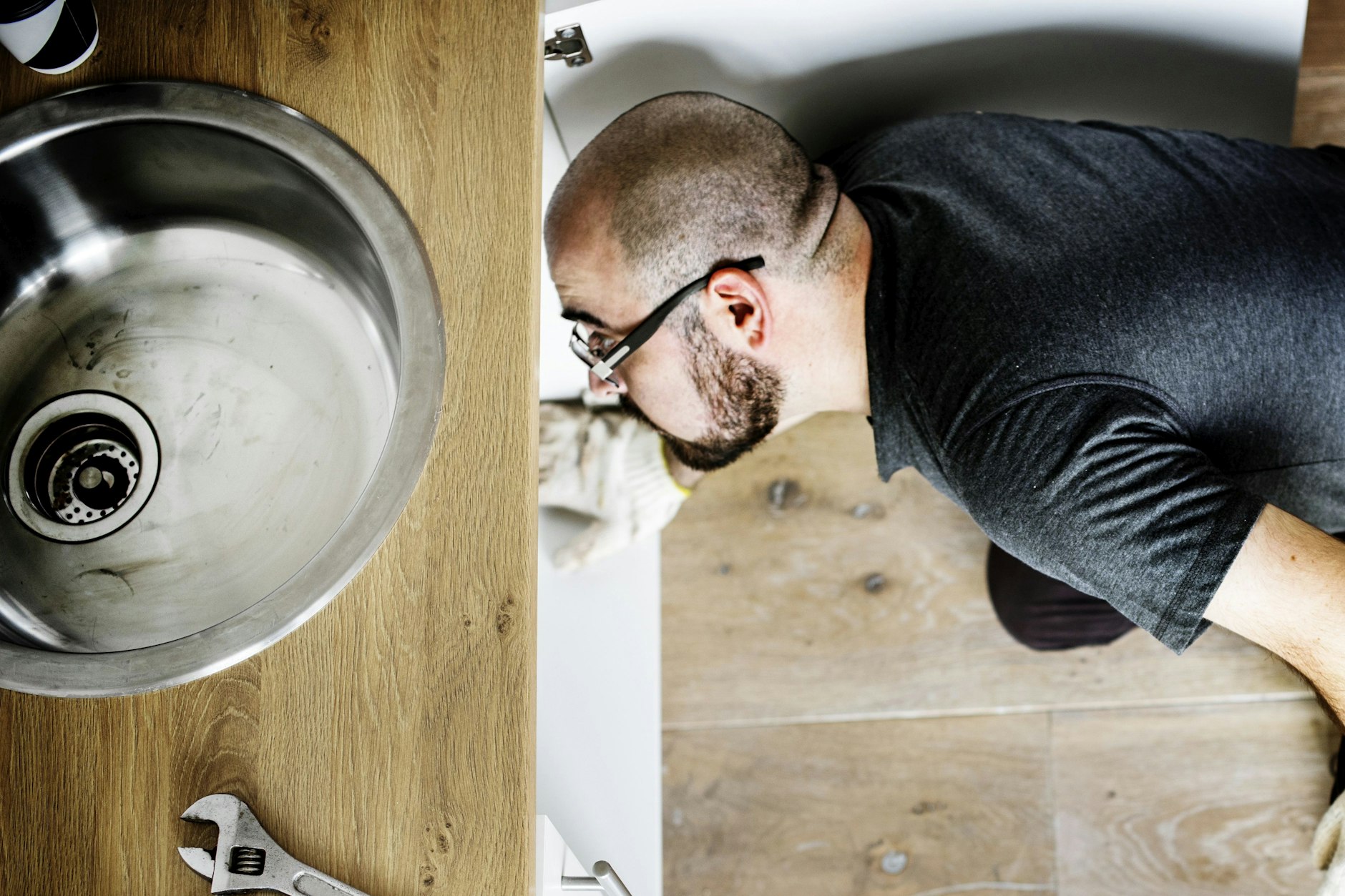 Augen auf, Rohre unter der Spüle im Blick behalten!