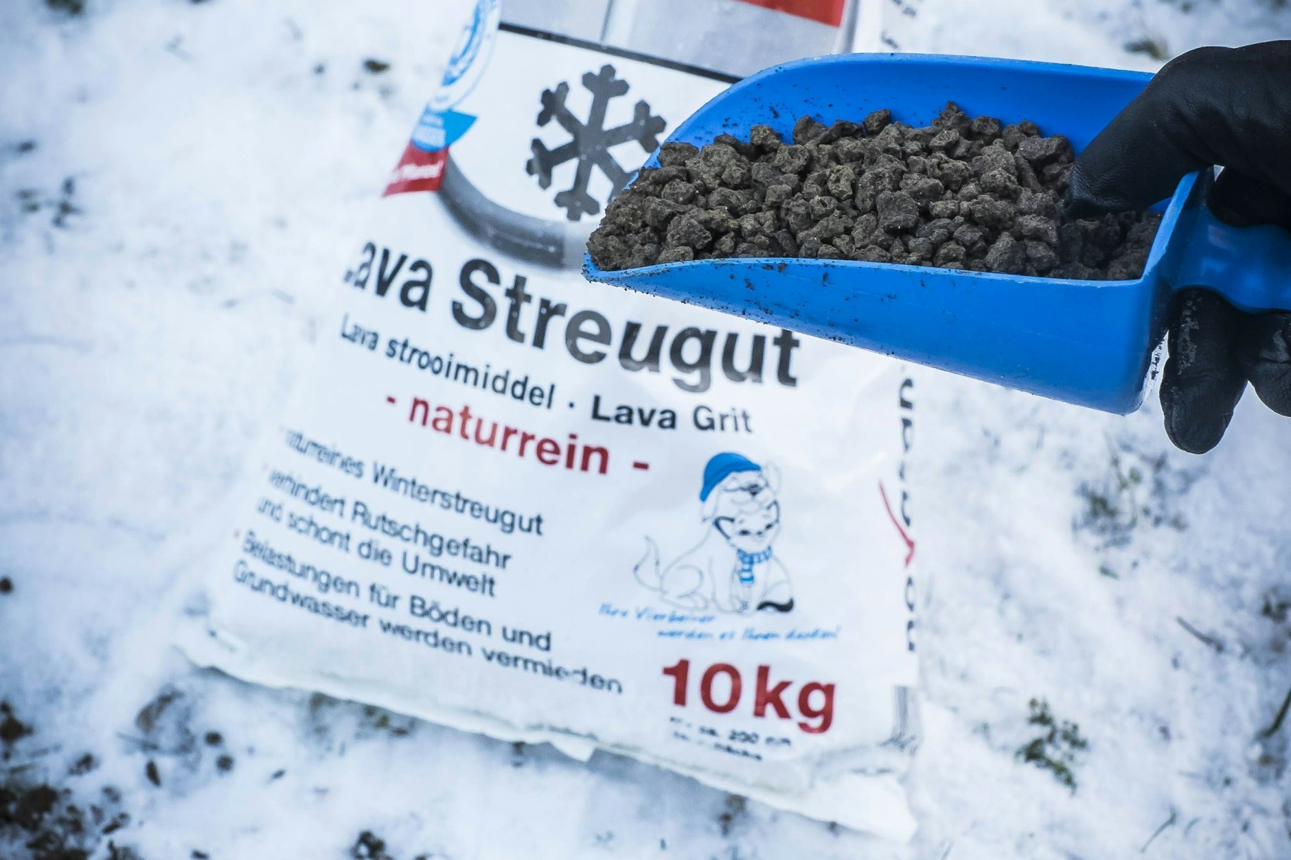 In Berlin darf privat nur mit Sand und Split gearbeitet werden, Streusalz ist der Umwelt zuliebe verboten.
