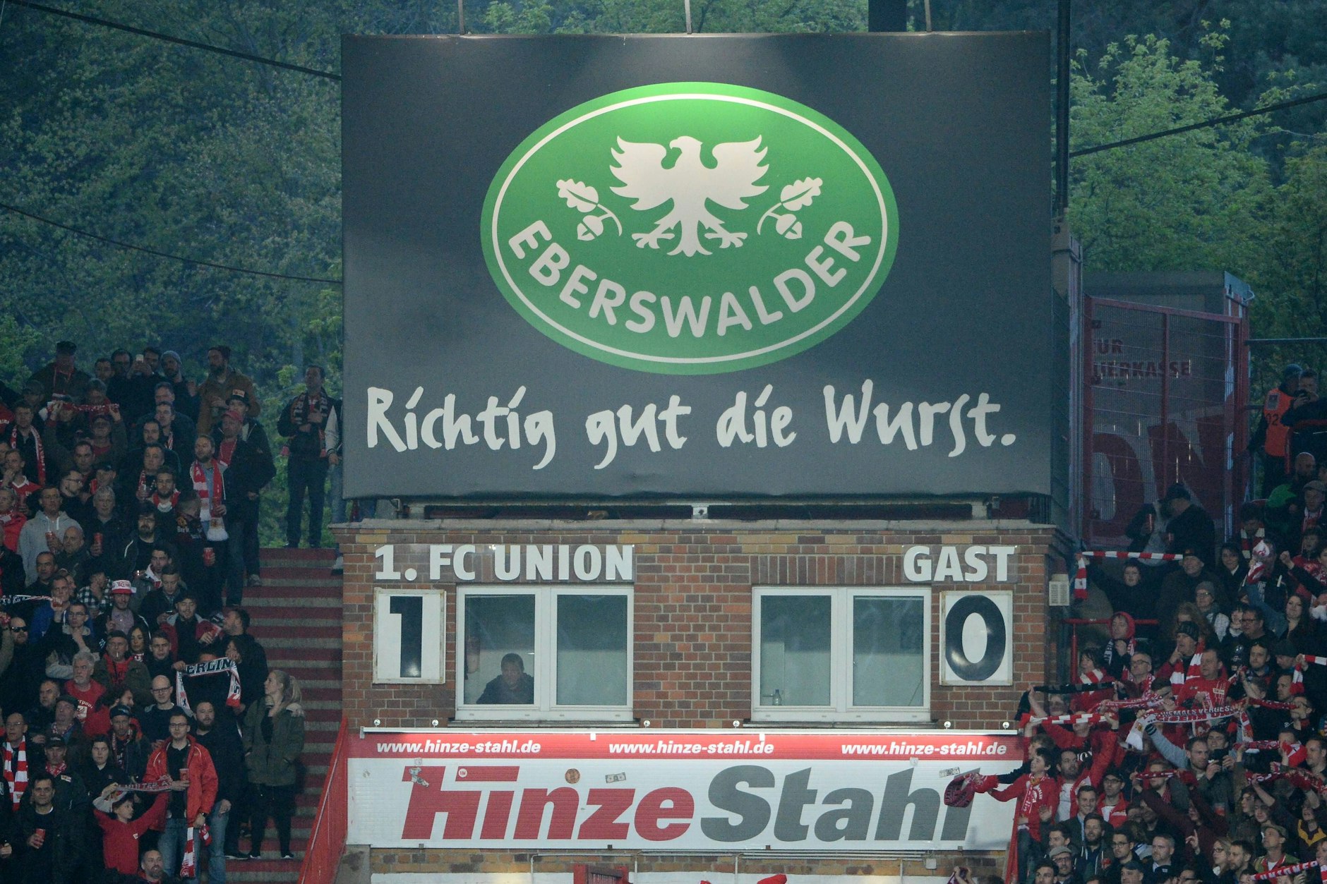 Das Logo der Eberswalder Wurst im Union-Berlin-Stadion an der Alten Försterei.