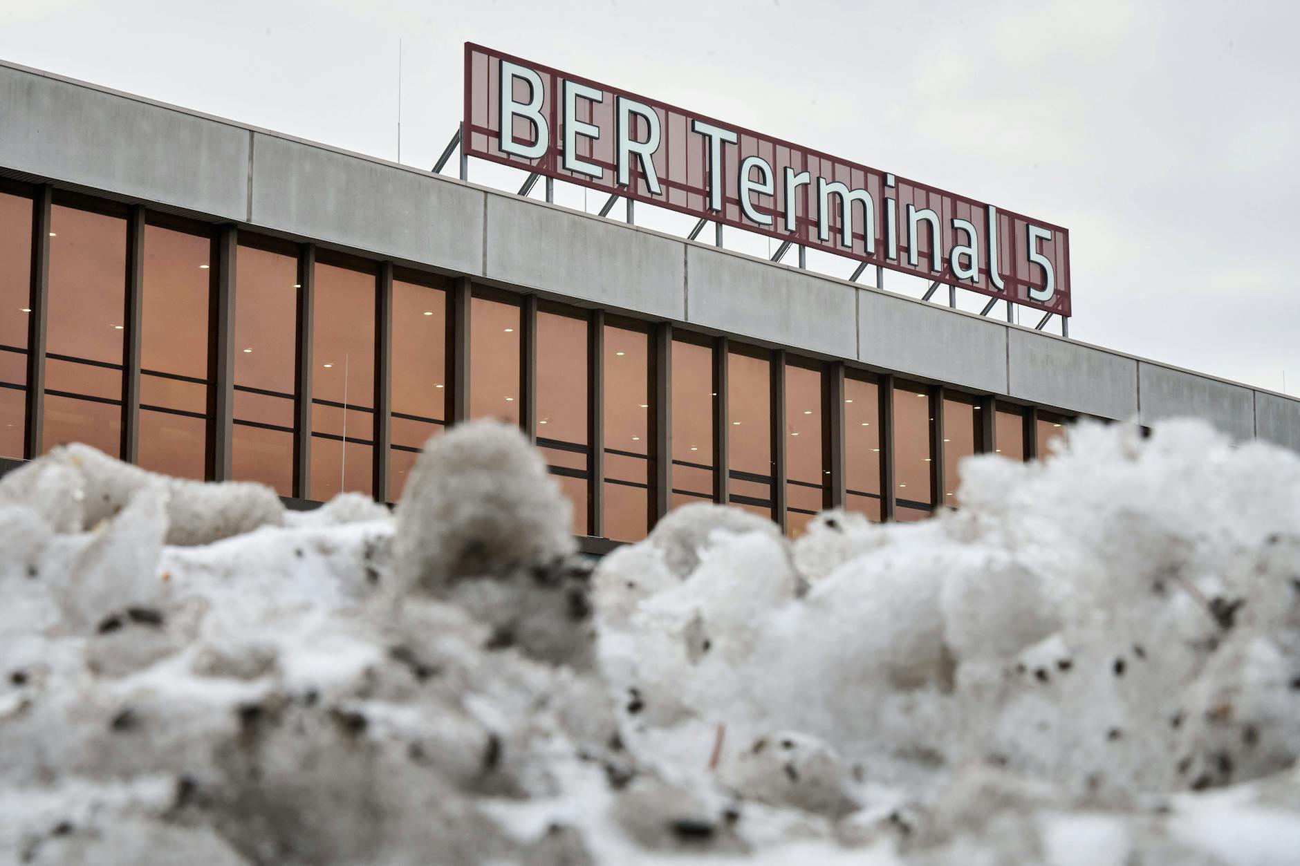 Wenn der Winter Berlin fest im Griff hat, gibt es auch am BER einige Probleme.