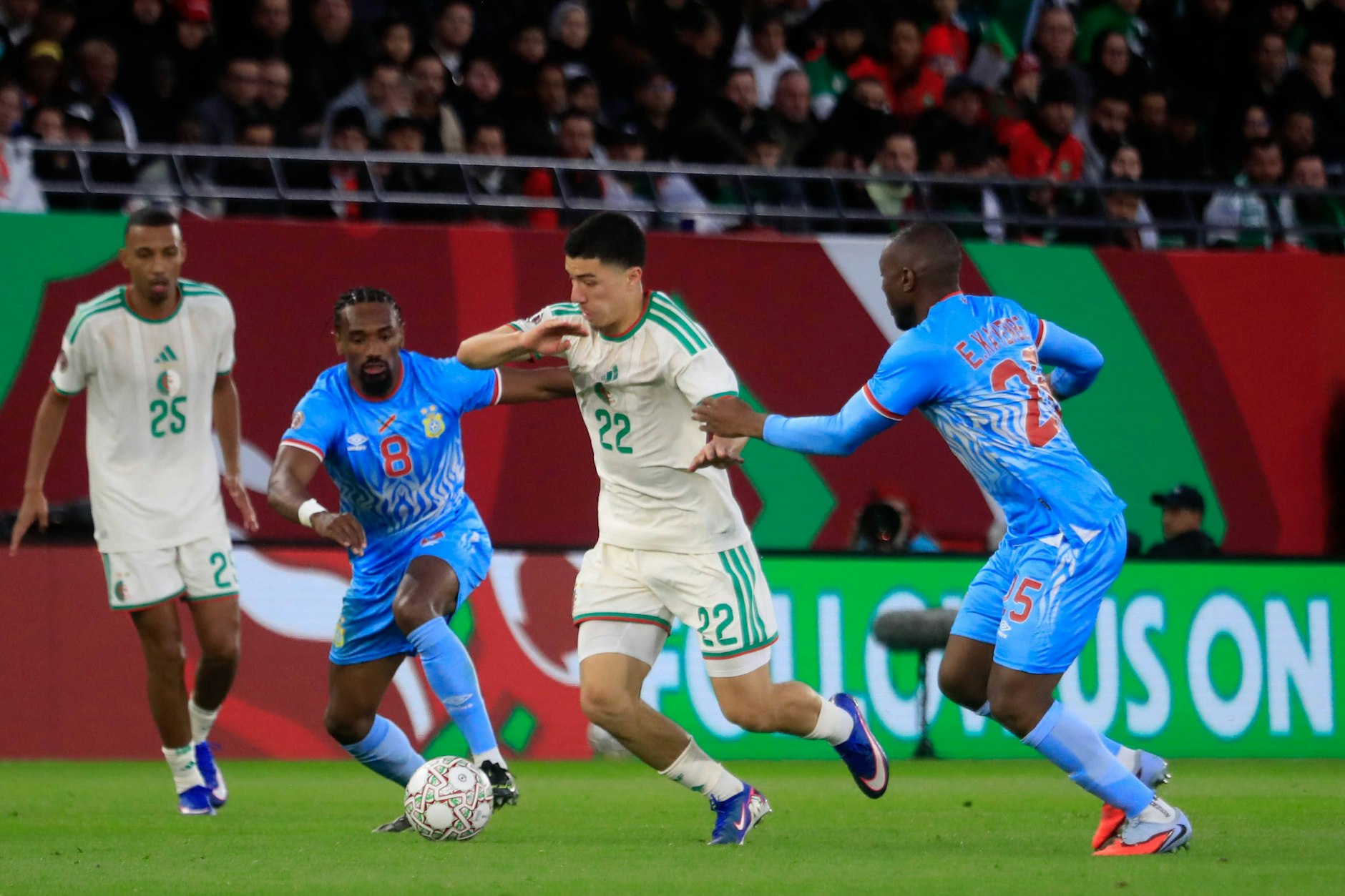 Ibo Maza (M.) läuft den Kongolesen Edo Kayembe und Gaa Kakuta davon.