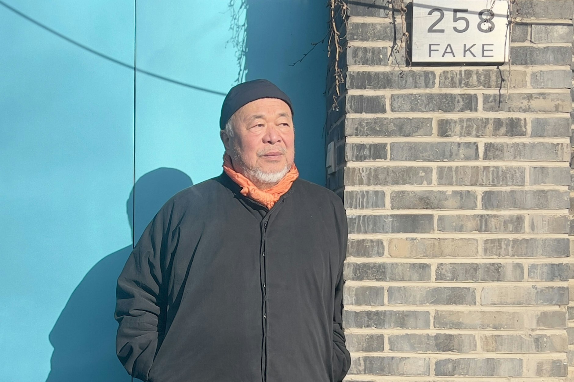 Der weltbekannte Künstler Ai Weiwei während seiner Chinareise: „258 Fake“ ist das Adressschild an der Außenmauer seines Studios in Peking.