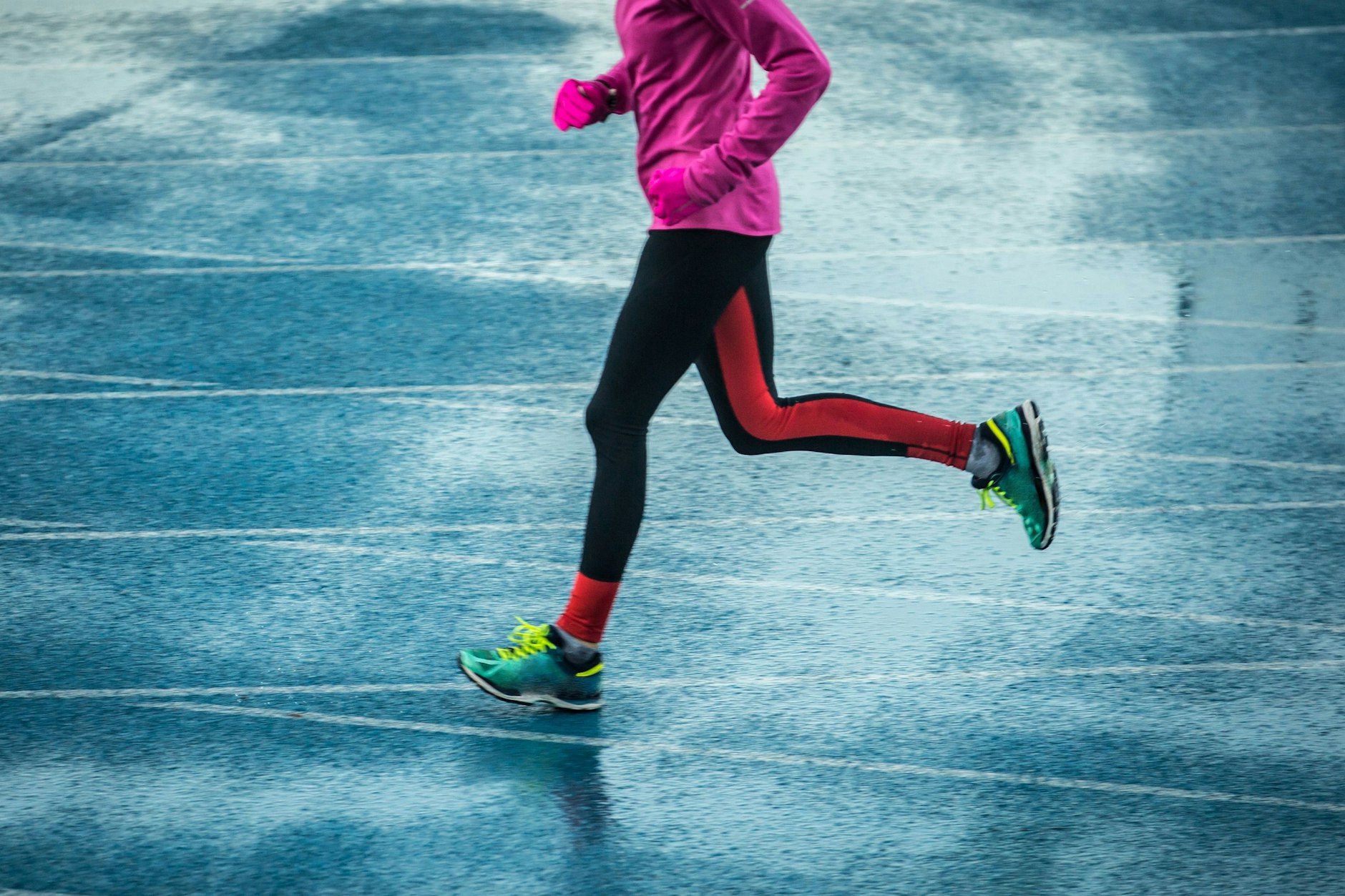 Neonfarbene Funktionskleidung und klobige Laufschuhe: Jogging-Mode in Spandau ist besonders grässlich.