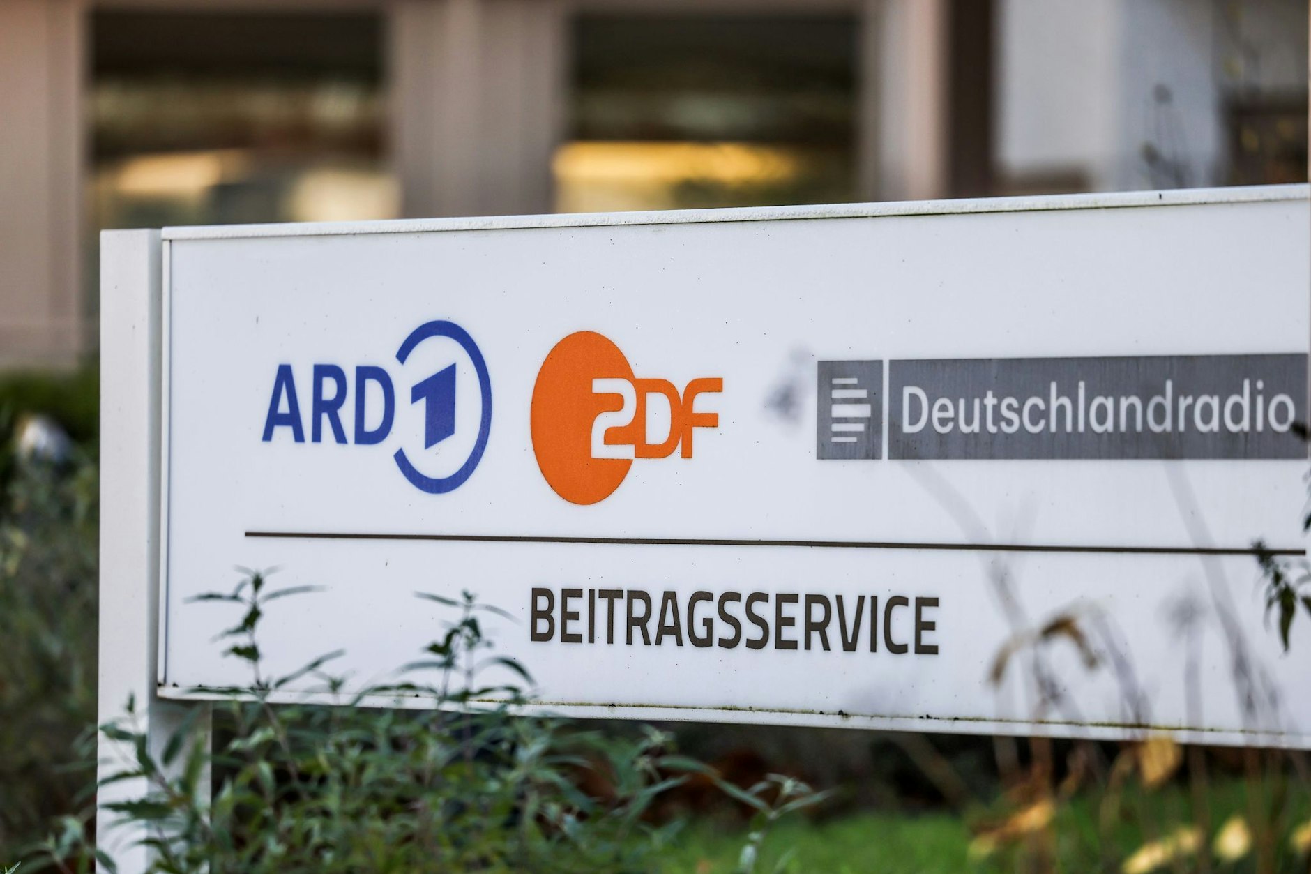 Der Beitragsservice von ARD, ZDF und Deutschlandradio und die Forderung nach ausgeglichener Berichterstattung sind seit Jahren Dauerthema.