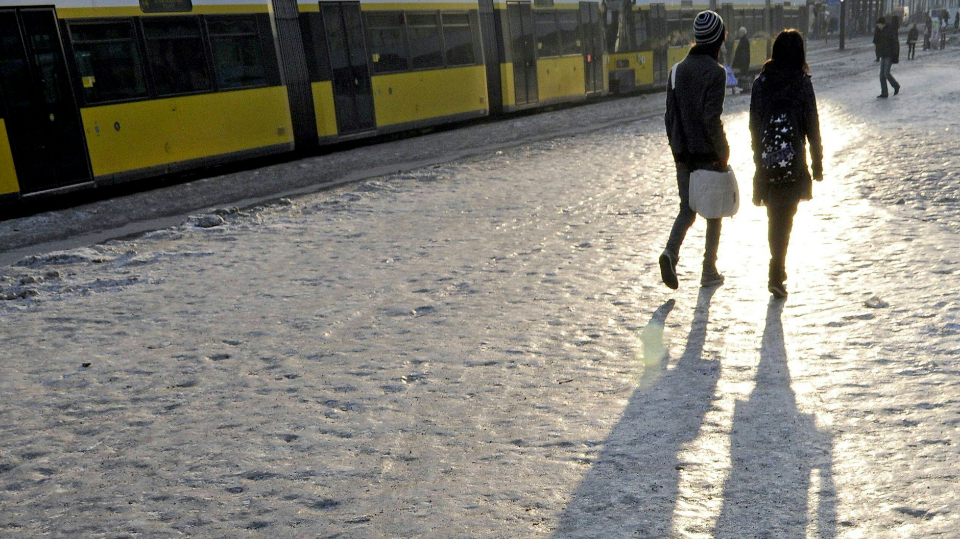 Auf einer öffentlichen Straße wurde nicht gestreut? Schuld ist der Eigentümer des angrenzenden Hauses.