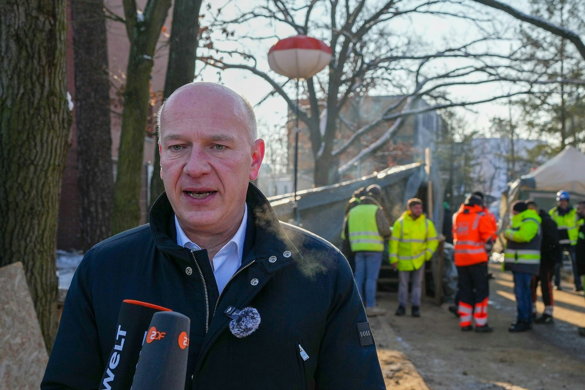 Läuft! Kai Wegner lobt die Mitarbeiter im Umspannwerk an der Argentinischen Allee für ihre Arbeit.