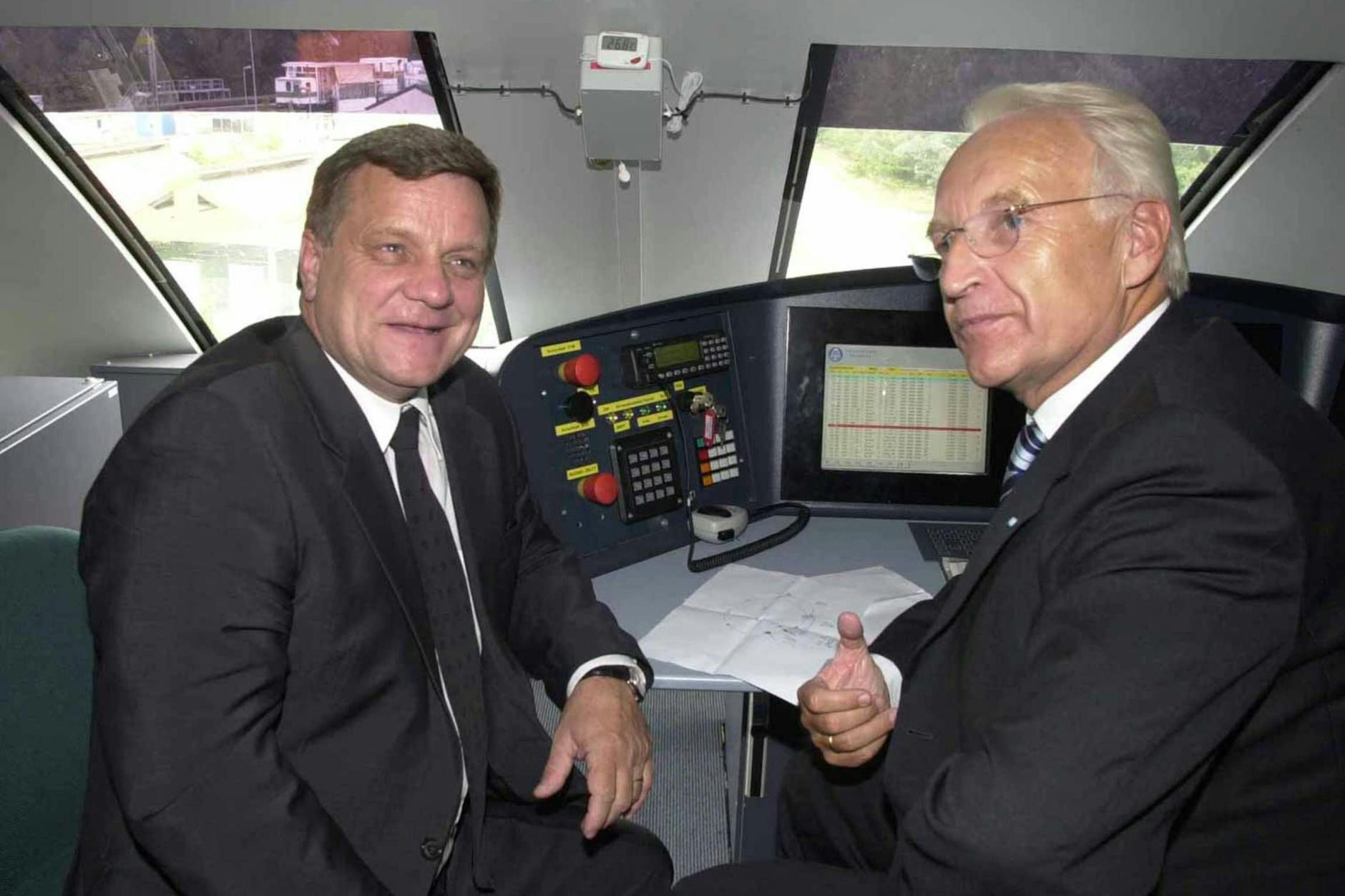 Hartmut Mehdorn (l.) und Edmund Stoiber auf der Versuchsanlage des Transrapid-Hochgeschwindigkeitszugs.