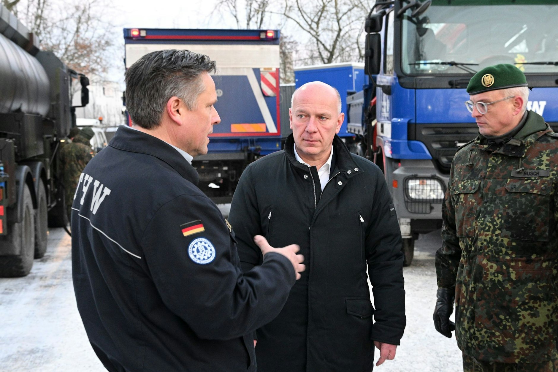 In der Rolle des Machers: Kai Wegner im Gespräch mit Oliver Schultz (l.) vom Technischen Hilfswerk und Brigadegeneral Horst Busch.