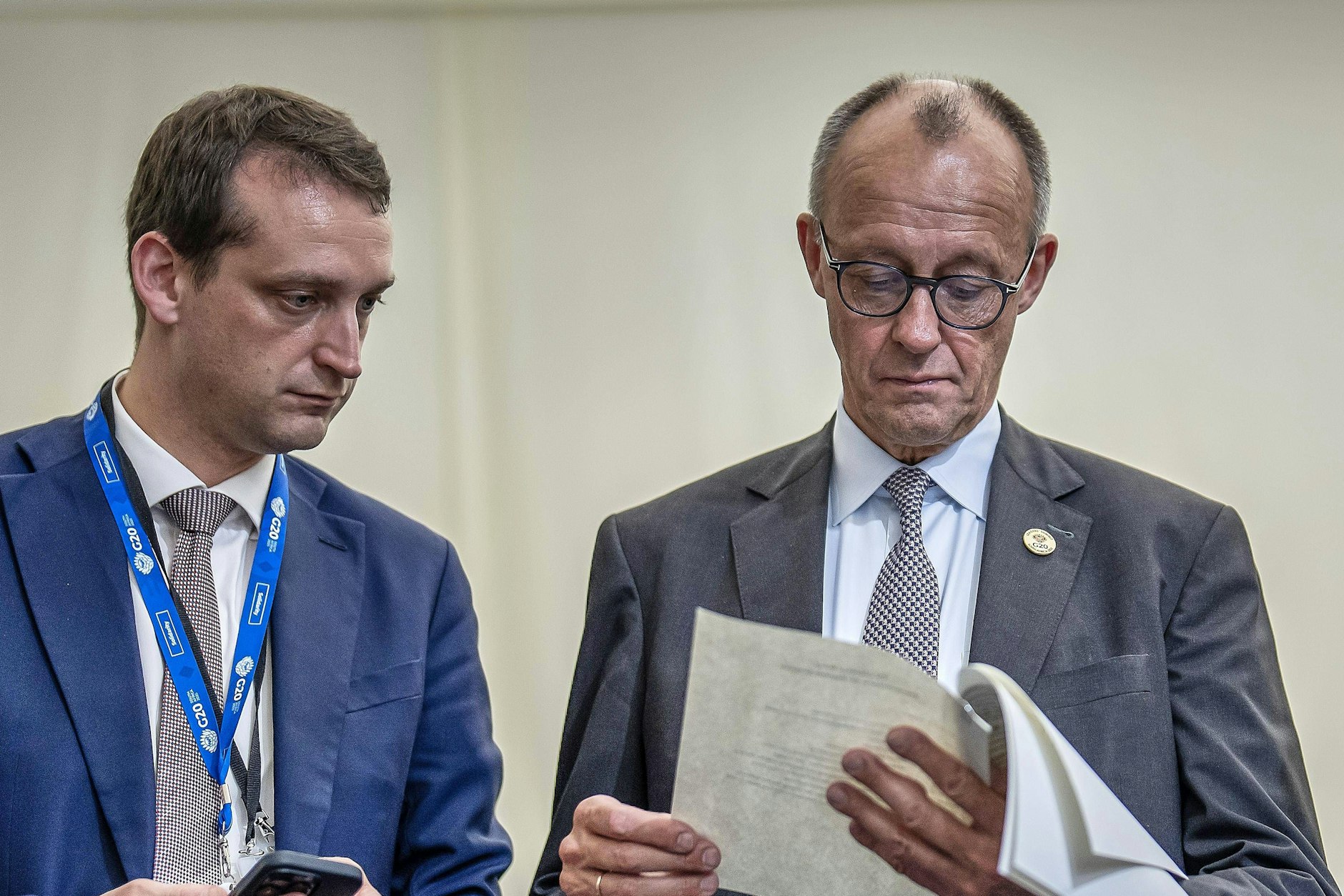 Ziemlich beste Freunde? Nicht ganz. Jacob Schrot (l.), ehemaliger Büroleiter von Bundeskanzler Friedrich Merz (r.).