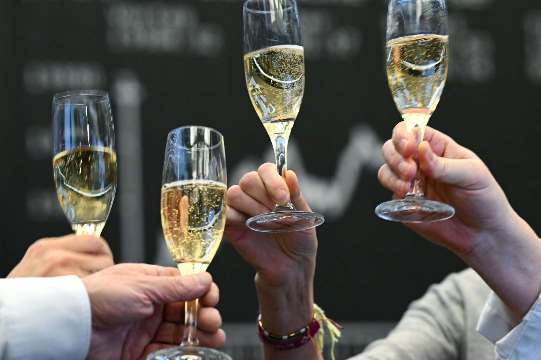 Dax in Champagnerlaune: Der deutsche Leitindex notiert erstmals bei mehr als 25.000 Punkten.