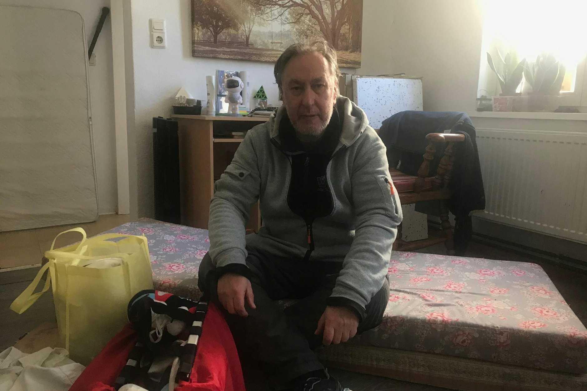 Jan Michno (60) sitzt enttäuscht da: Fast alle haben Strom, nur er nicht.