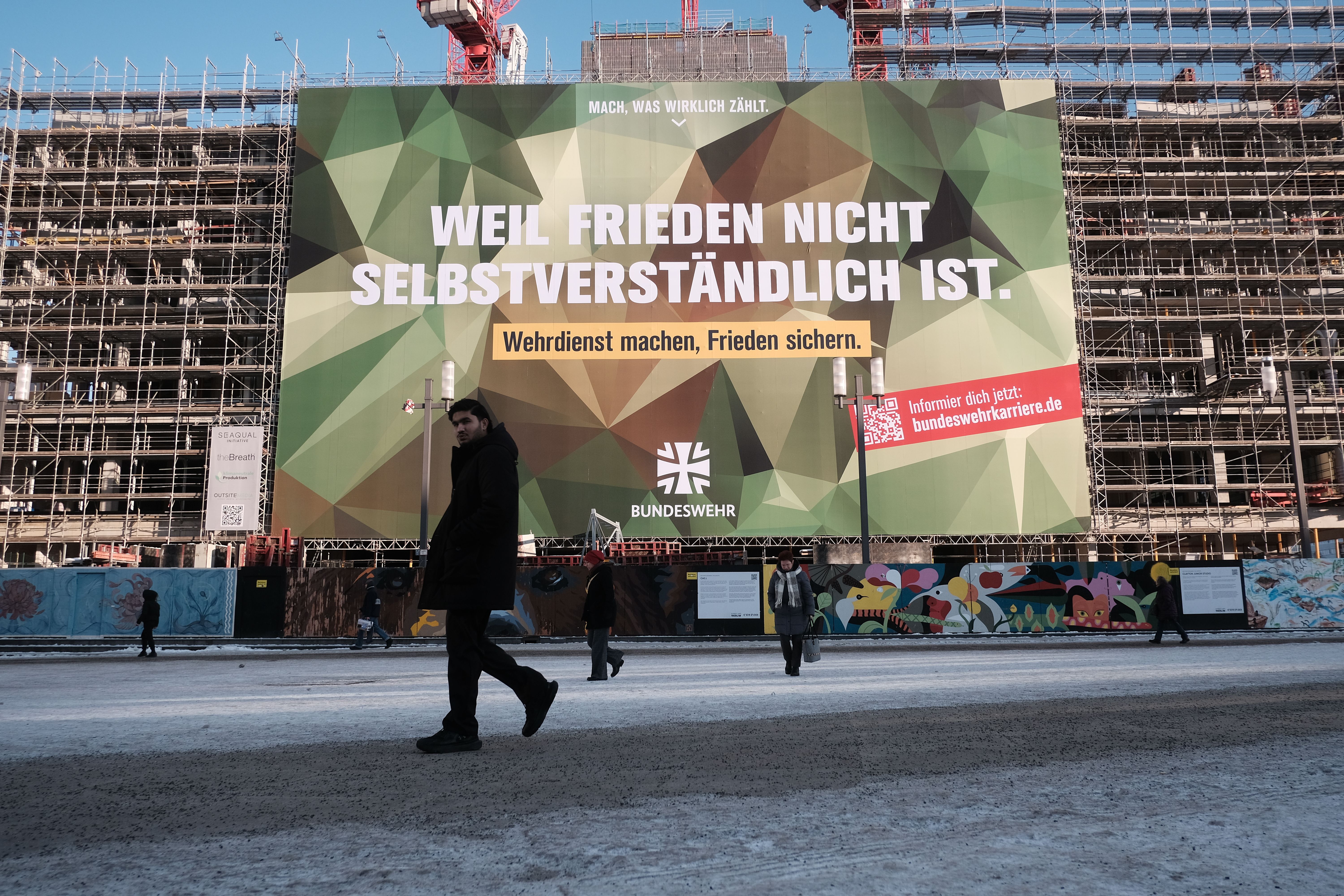 Riesige Bundeswehr-Werbung am Alexanderplatz: Der Staat sucht Kanonenfutter für seine Kriege