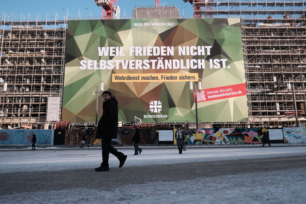 Riesige Bundeswehr-Werbung am Alexanderplatz: Der Staat sucht Kanonenfutter für seine Kriege
