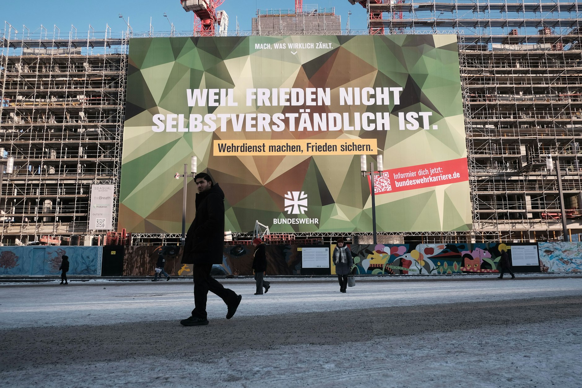Die Logik der Bundeswehr-Werbung am Alexanderplatz lautet: Wer Frieden will, muss Soldat werden.