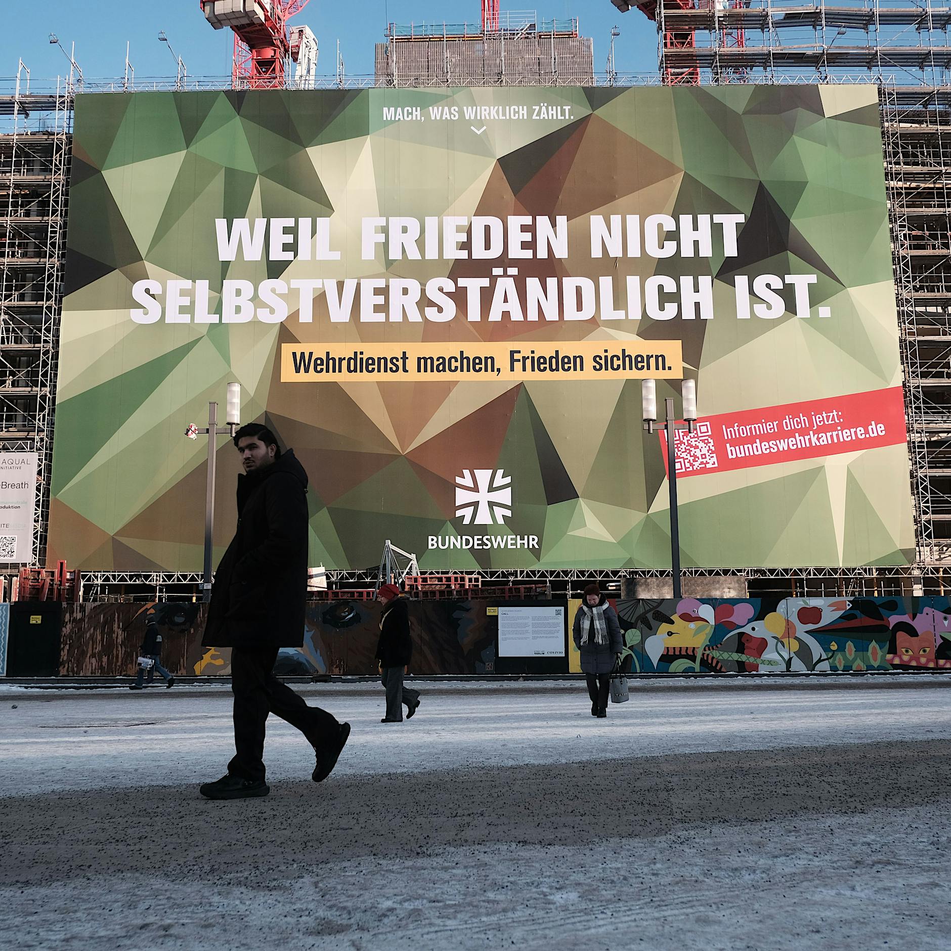 Riesige Bundeswehr-Werbung am Alexanderplatz: Der Staat sucht Kanonenfutter für seine Kriege