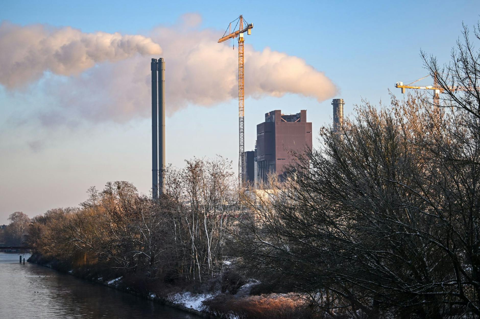 Das Heizkraftwerk Lichterfelde am Teltowkanal arbeitet auf Hochtouren.