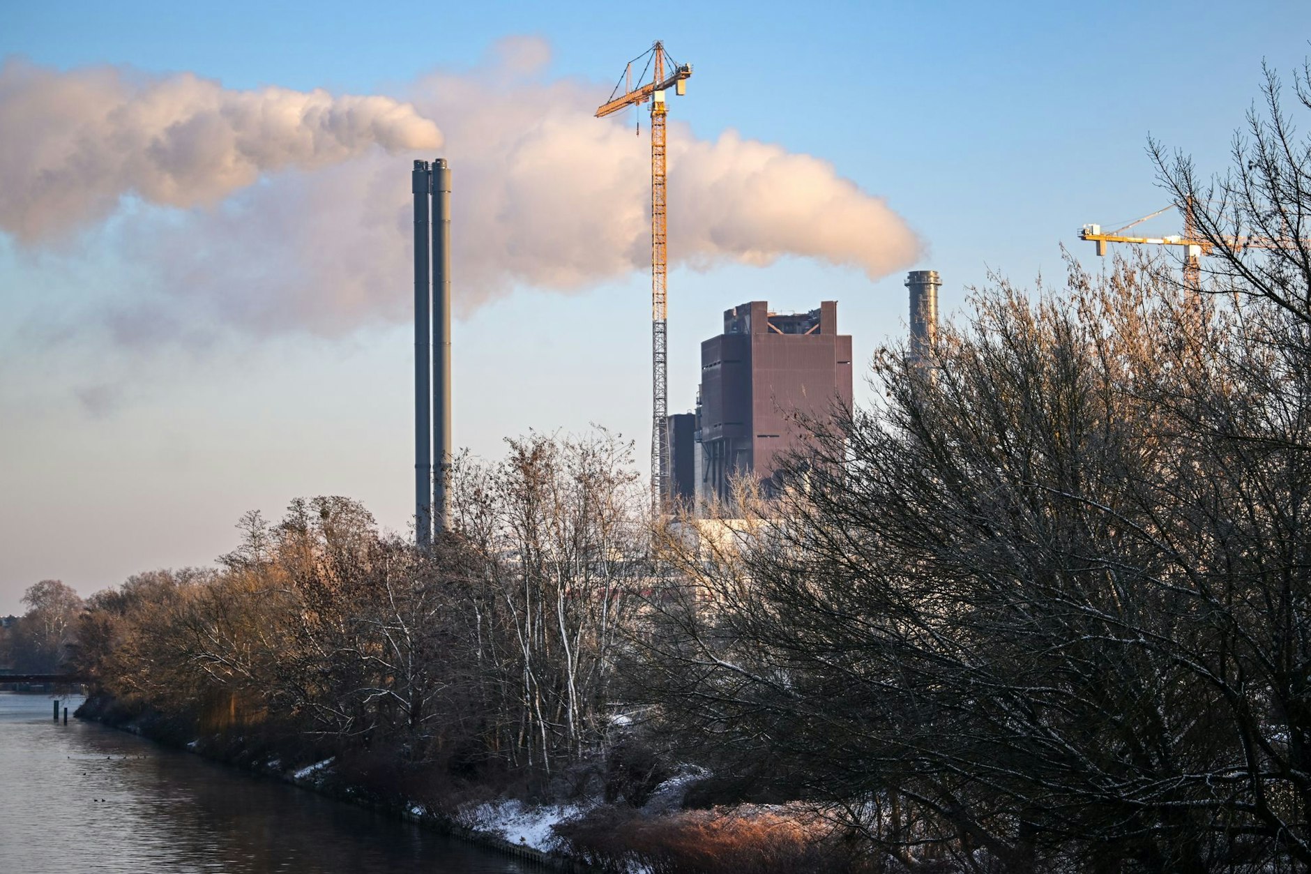 Das Heizkraftwerk Lichterfelde am Teltowkanal arbeitet auf Hochtouren. 
