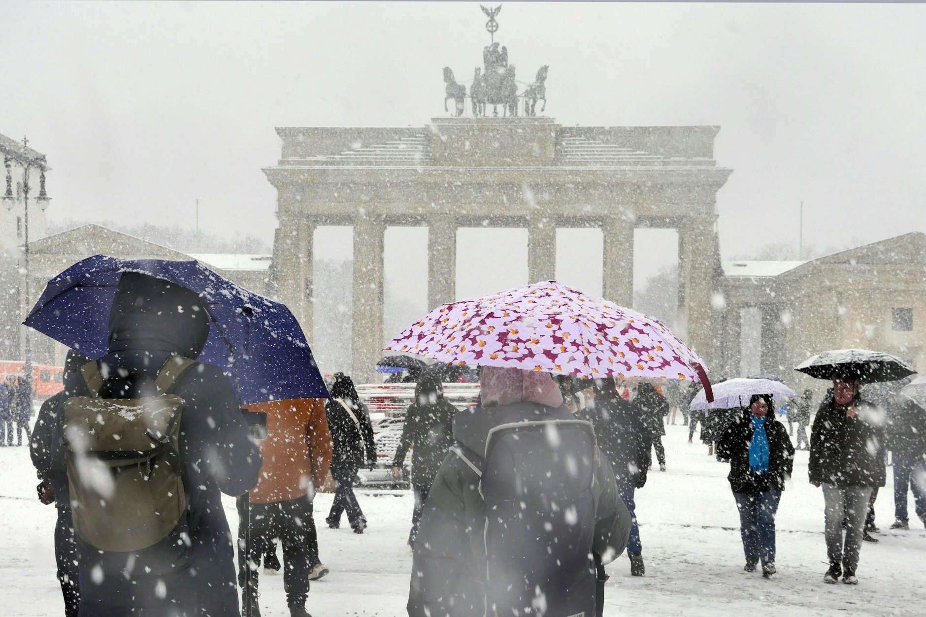 Auch am Brandenburger Tor geht es weiterhin sehr winterlich zu.