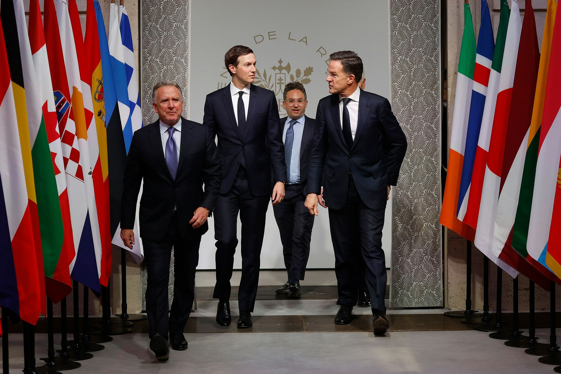 Frankreich, Paris: Jared Kushner (2.v.l.), der US-Sondergesandte Steve Witkoff (l) und NATO-Generalsekretär Mark Rutte, rechts, kommen zu einem Treffen der Koalition der Willigen im Elysee-Palast in Paris.