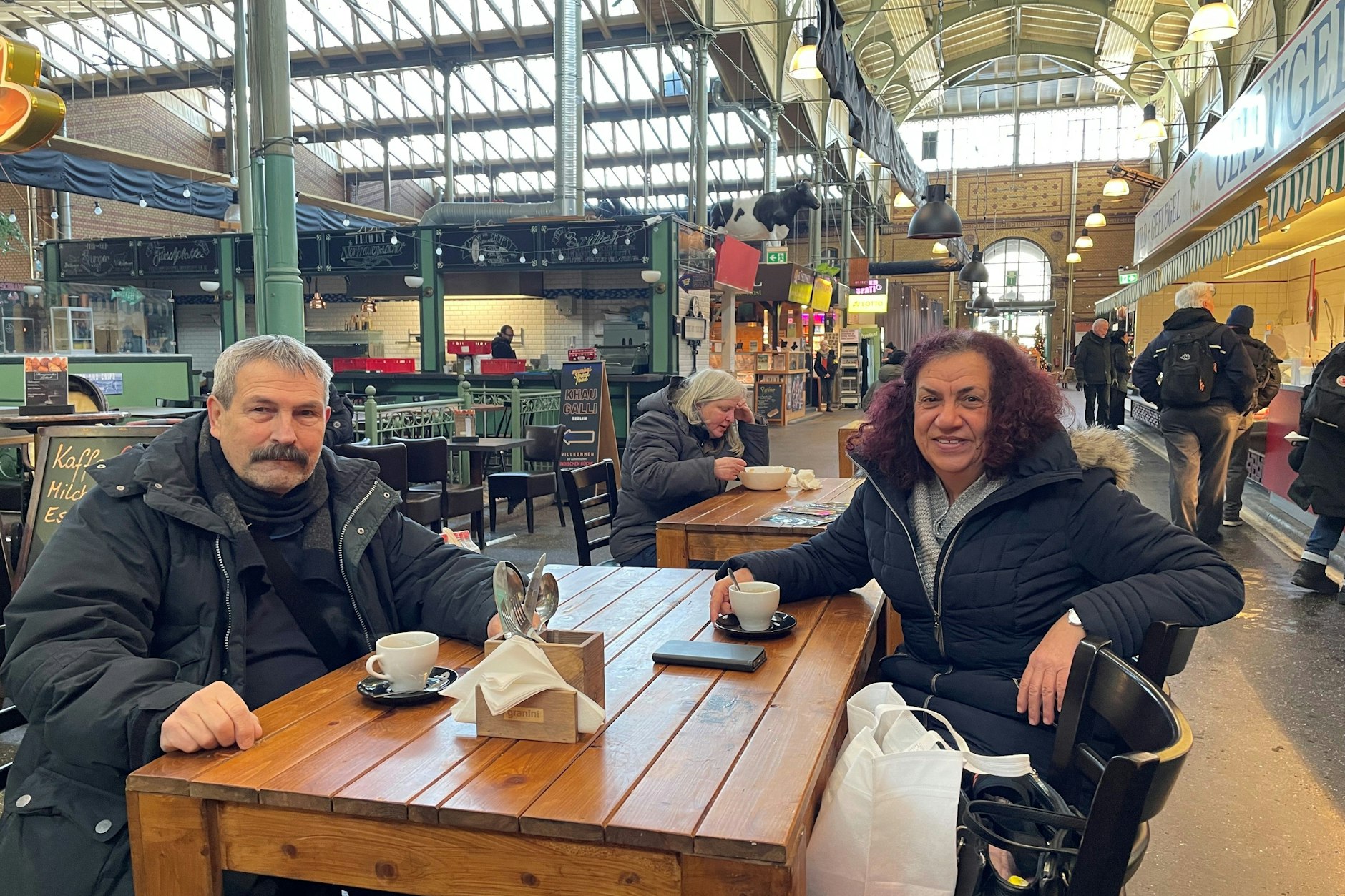 Amed und Fatme aus Moabit kommen regelmäßig in die Markthalle. „Es ist sehr kalt“, sagen sie.