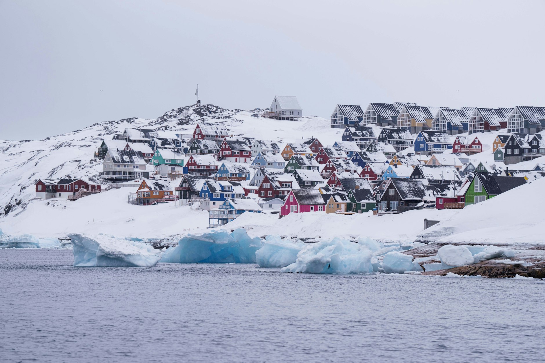 Bunte, schneebedeckte Häuser in Nuuk, Grönland