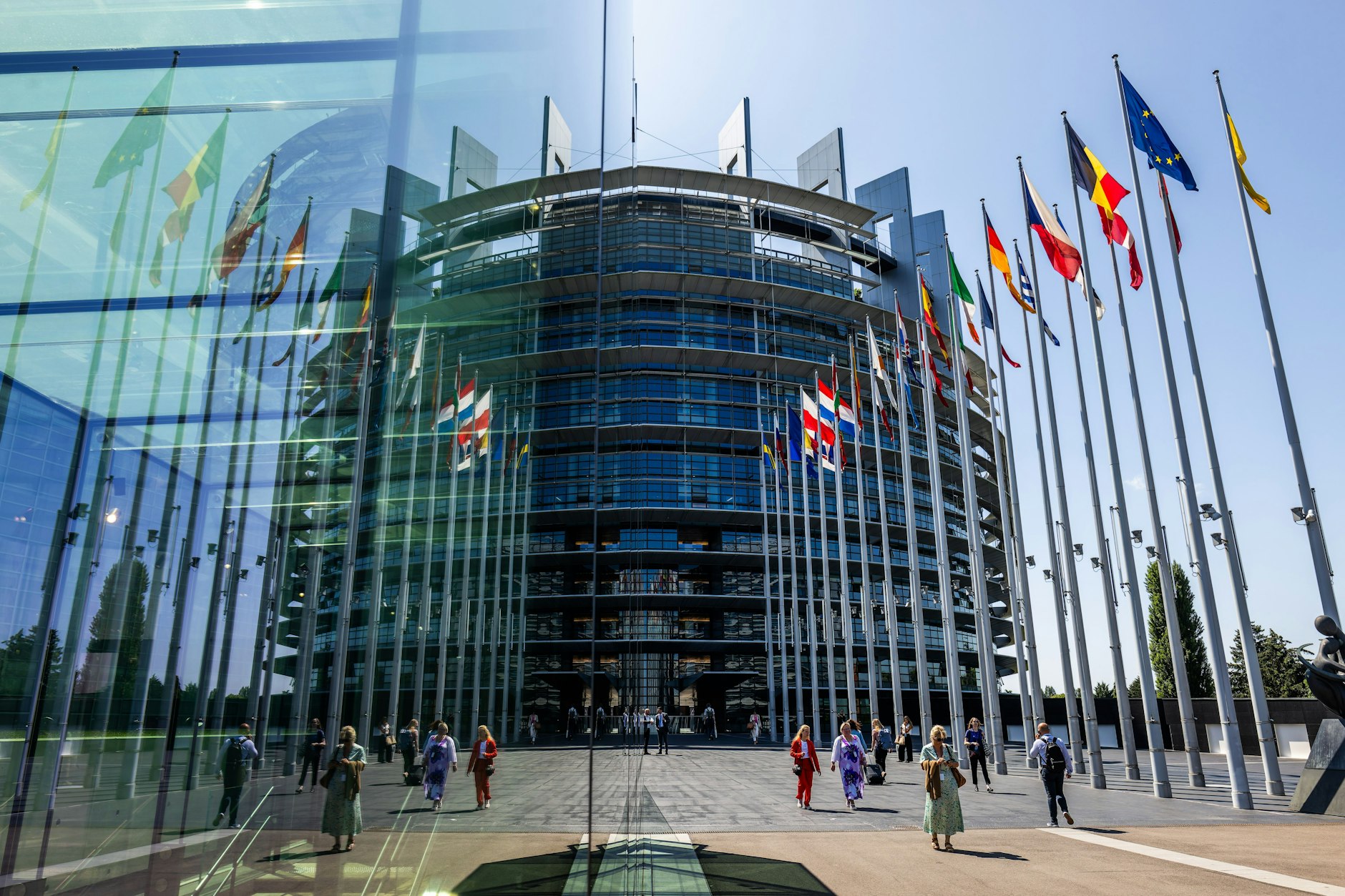 Straßburg: Die Flaggen der Europäischen Union und ihrer Mitgliedsstaaten wehen vor dem Europäischen Parlament.