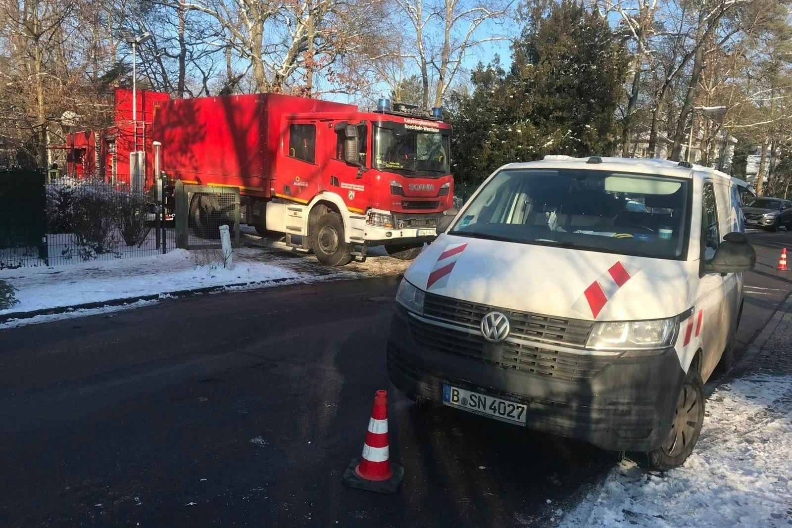 Der Strom ist wieder da, doch Notstromaggregate (hier eines auf einen Feuerwehrwagen) sind in Wannsee weiter präsent.