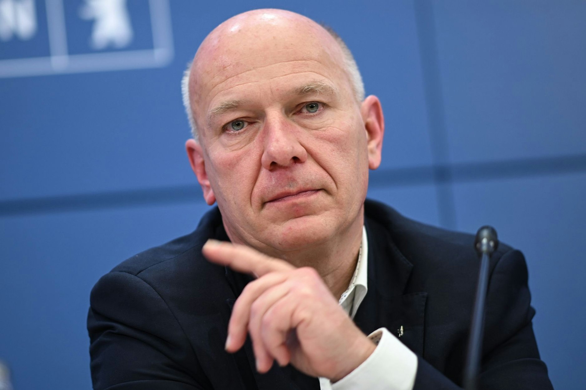 Laschet lacht, Wegner spielt Tennis! Politiker-Skandale im Krisenmodus