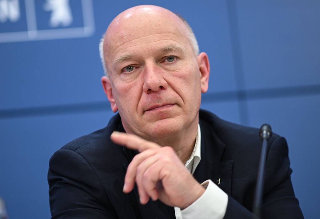 Laschet-lacht-Wegner-spielt-Tennis-Politiker-Skandale-im-Krisenmodus