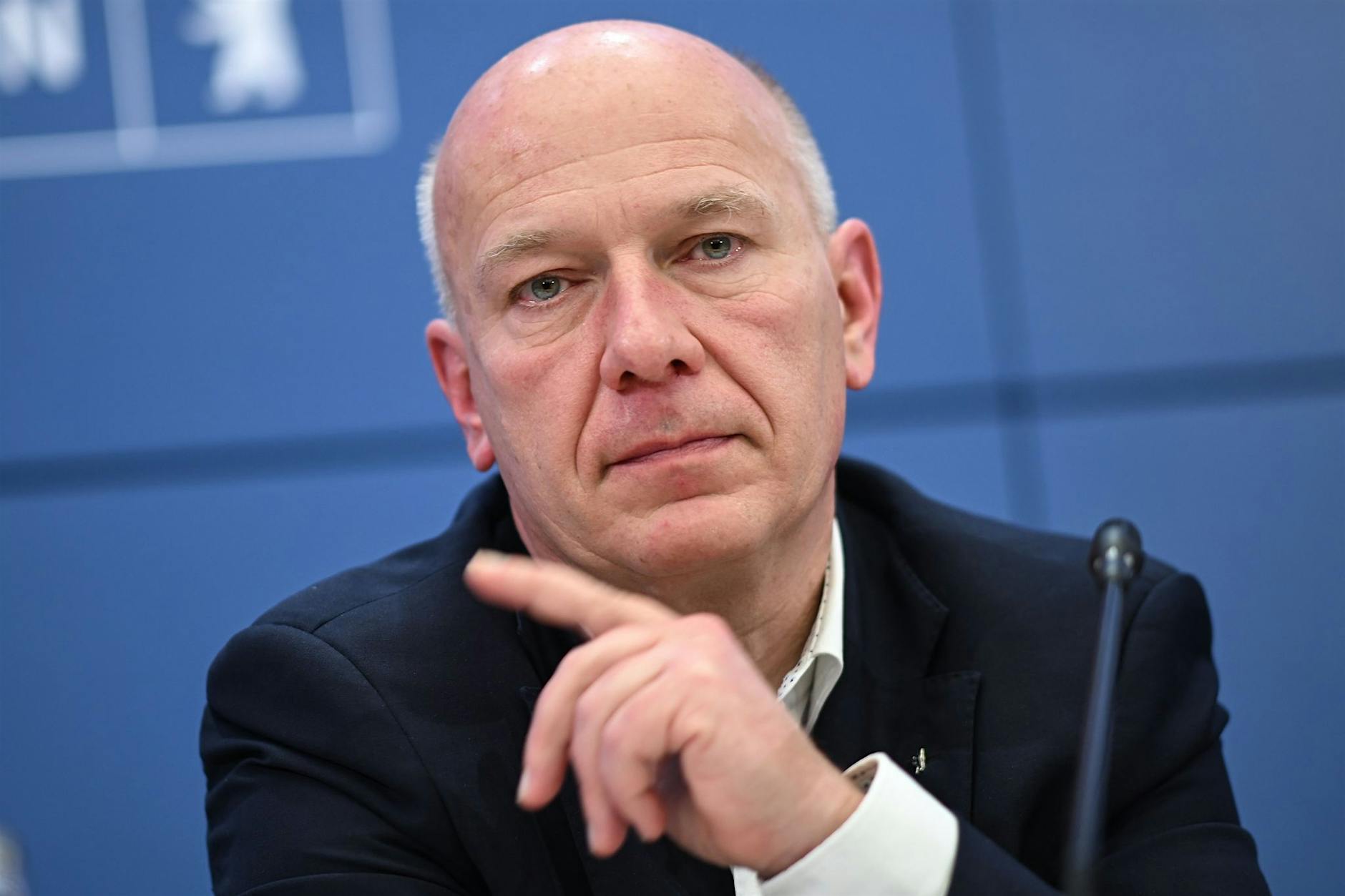 Laschet lacht, Wegner spielt Tennis! Politiker-Skandale im Krisenmodus