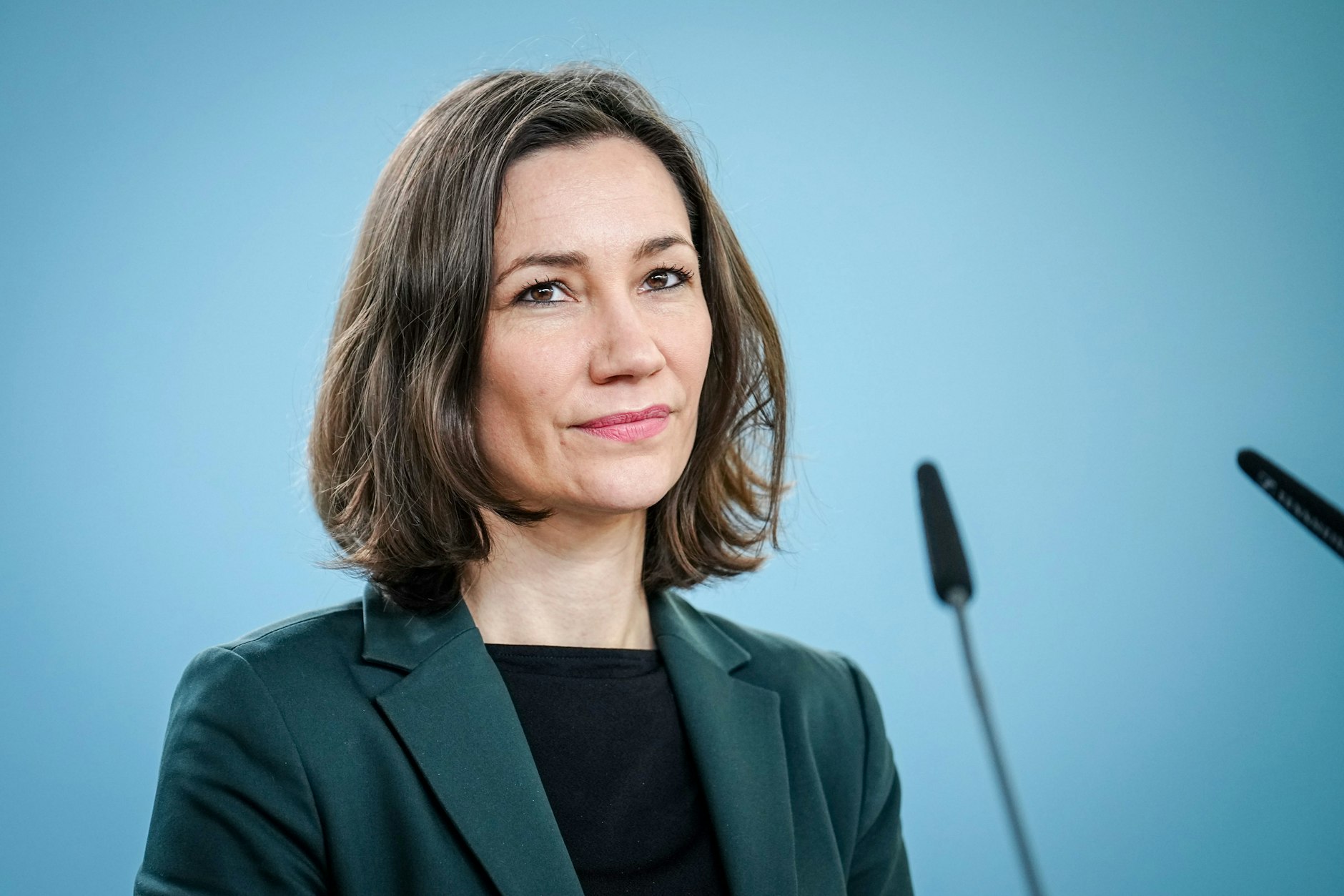 Anne Spiegel (Bündnis 90/Die Grünen), damalige Bundesministerin für Familie, Senioren, Frauen und Jugend, muss nach Kritik ihr Amt räumen.