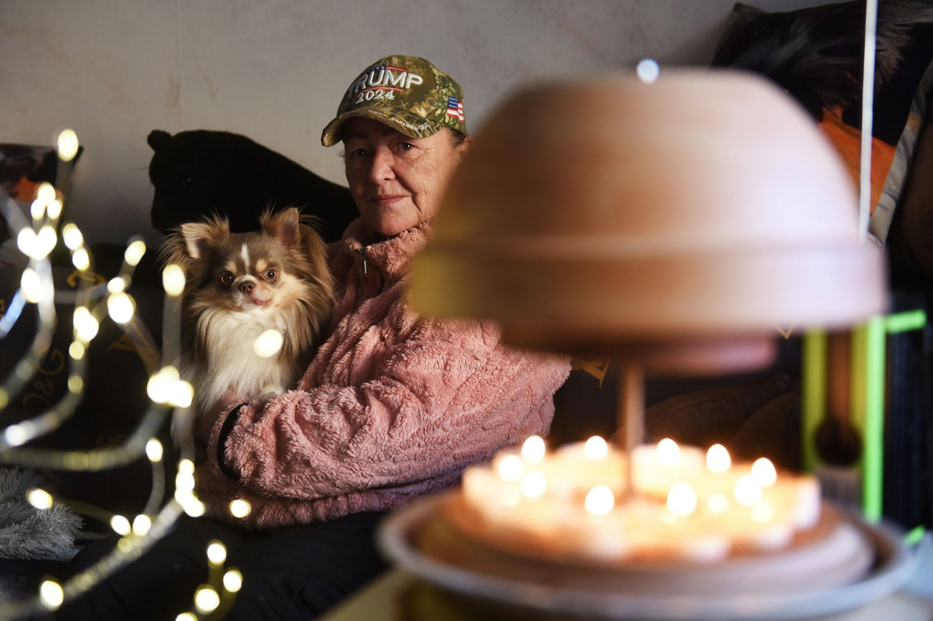 Karina Fitzner (mit Hund Mäxchen) schildert ihren Alltag ohne Strom und Heizung.