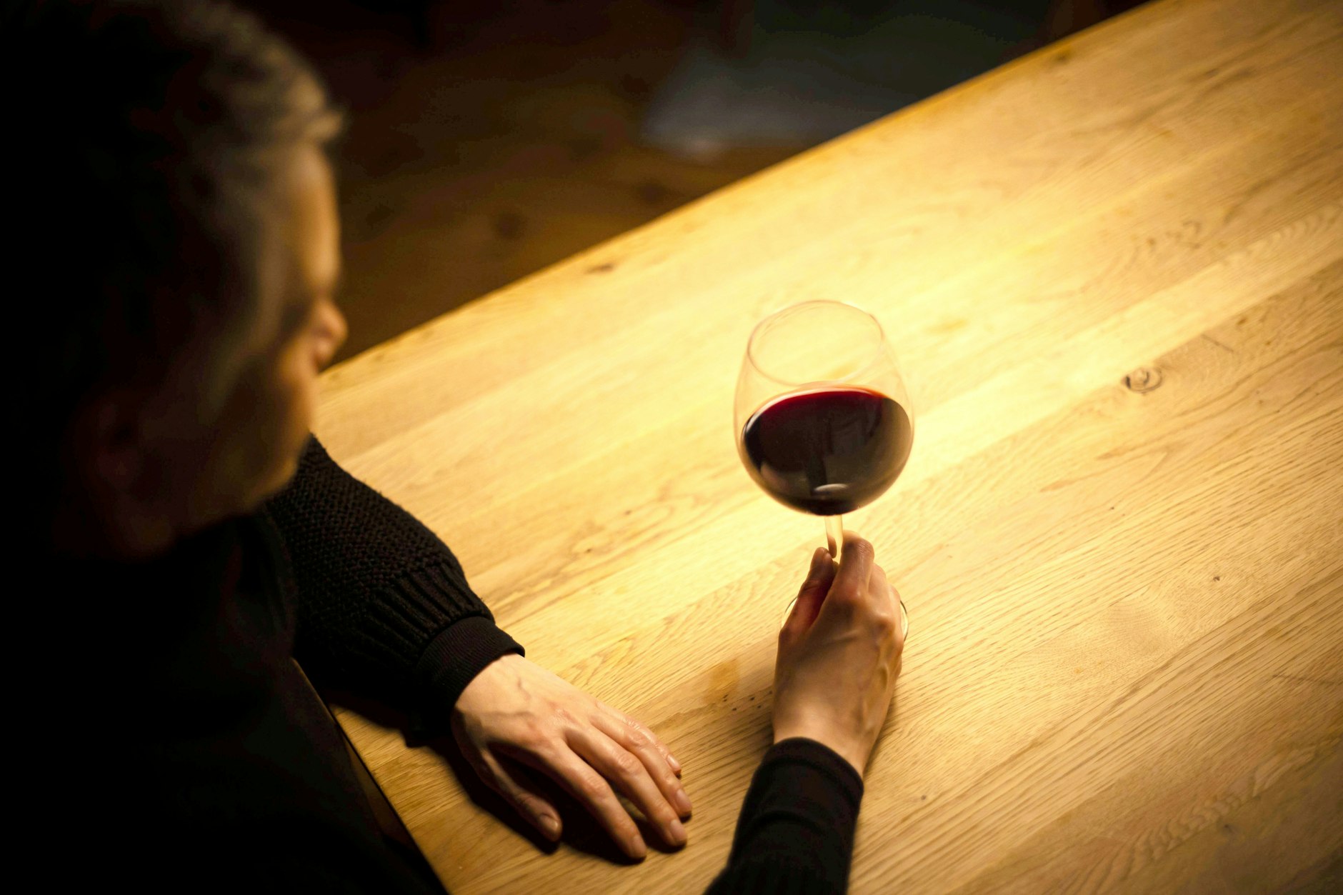 Alkoholkonsum im Alltag: Bei einem Glas Rotwein bleibt es in der Regel nur selten.