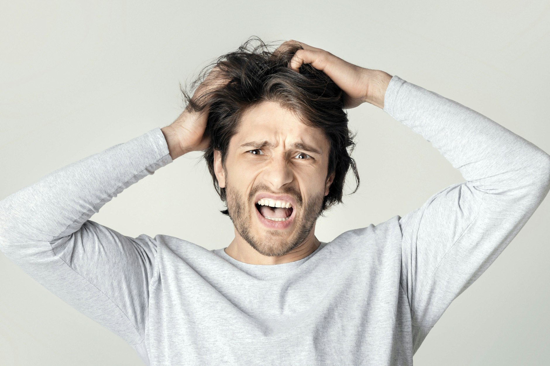 Trockene Kopfhaut durch die Kälte? Lieber weniger häufig die Haare waschen!