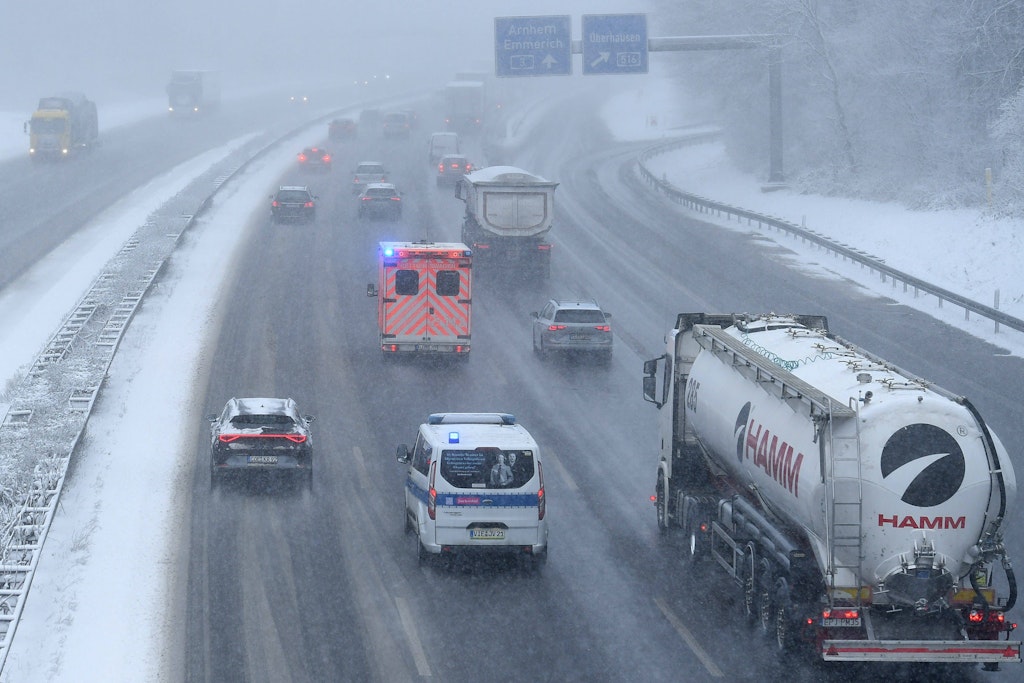 Zugausfälle, Glatteis, Sturzgefahr: Sturm „Elli“ vor Berlin und Brandenburg – Autobahn GmbH spricht…