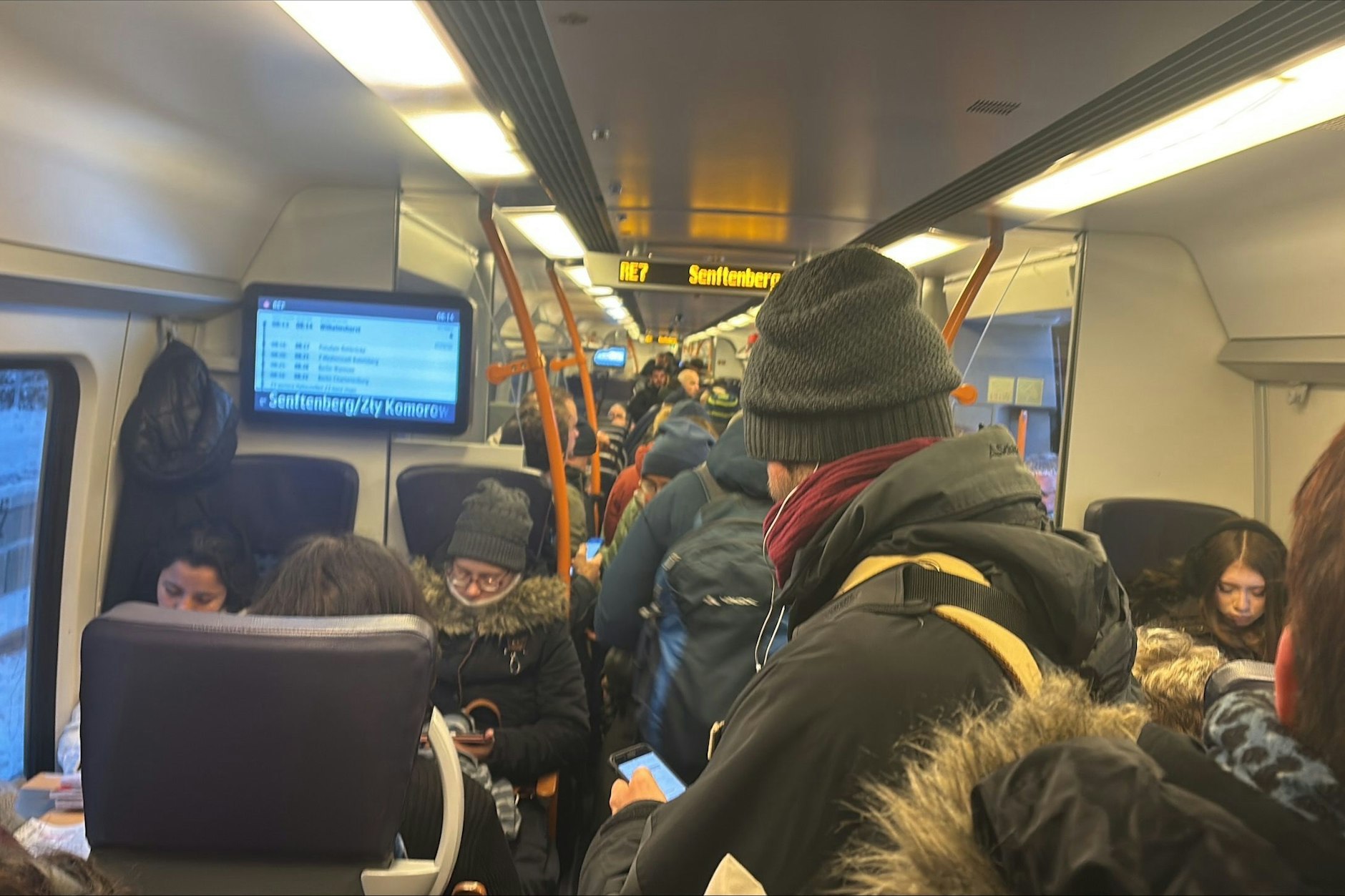 Kurz danach stiegen noch einmal so viele Menschen ein