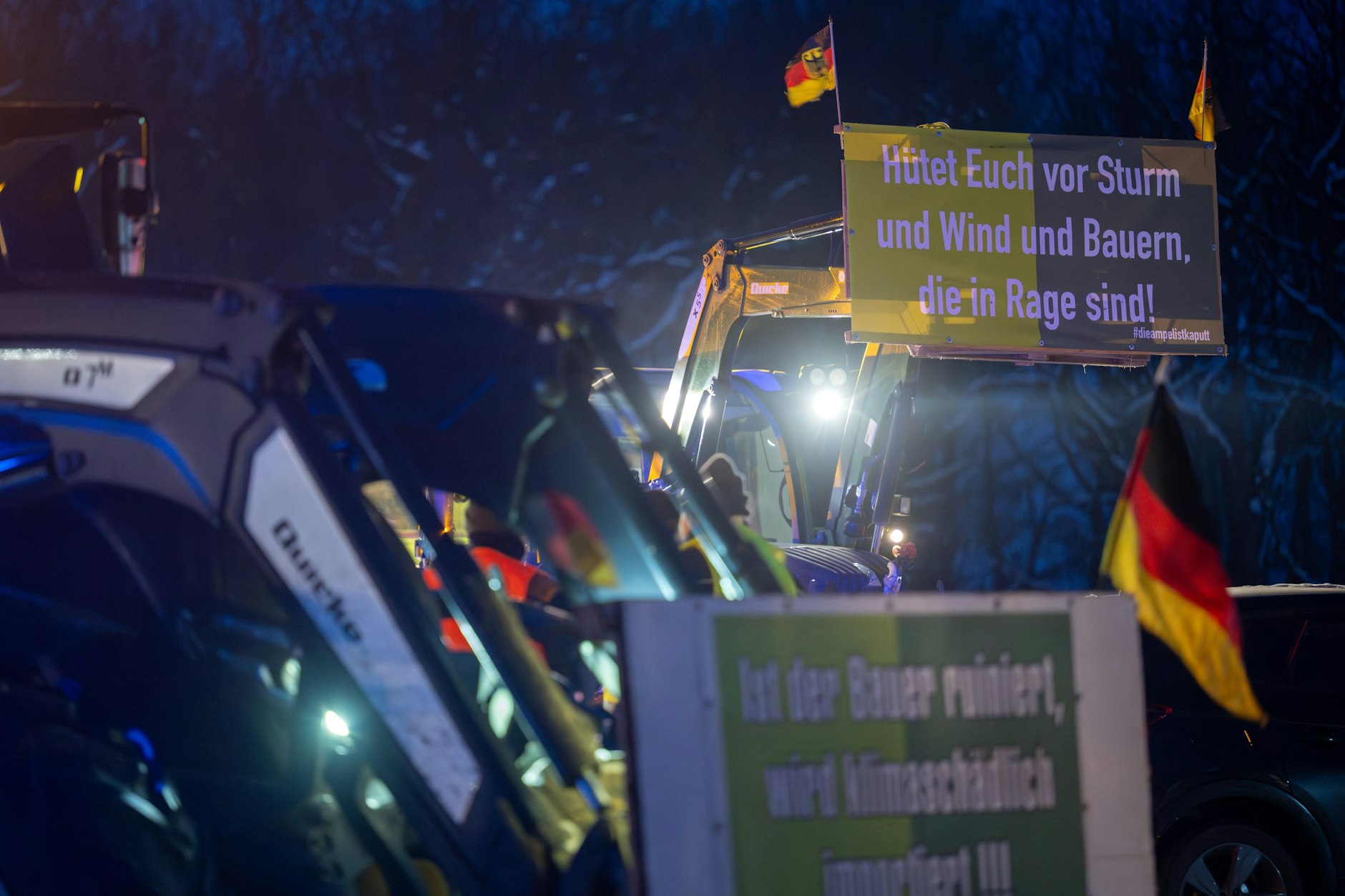 Kremmen: Traktoren blockieren am frühen Morgen auf der Autobahn 24 die Autobahnabfahrt.