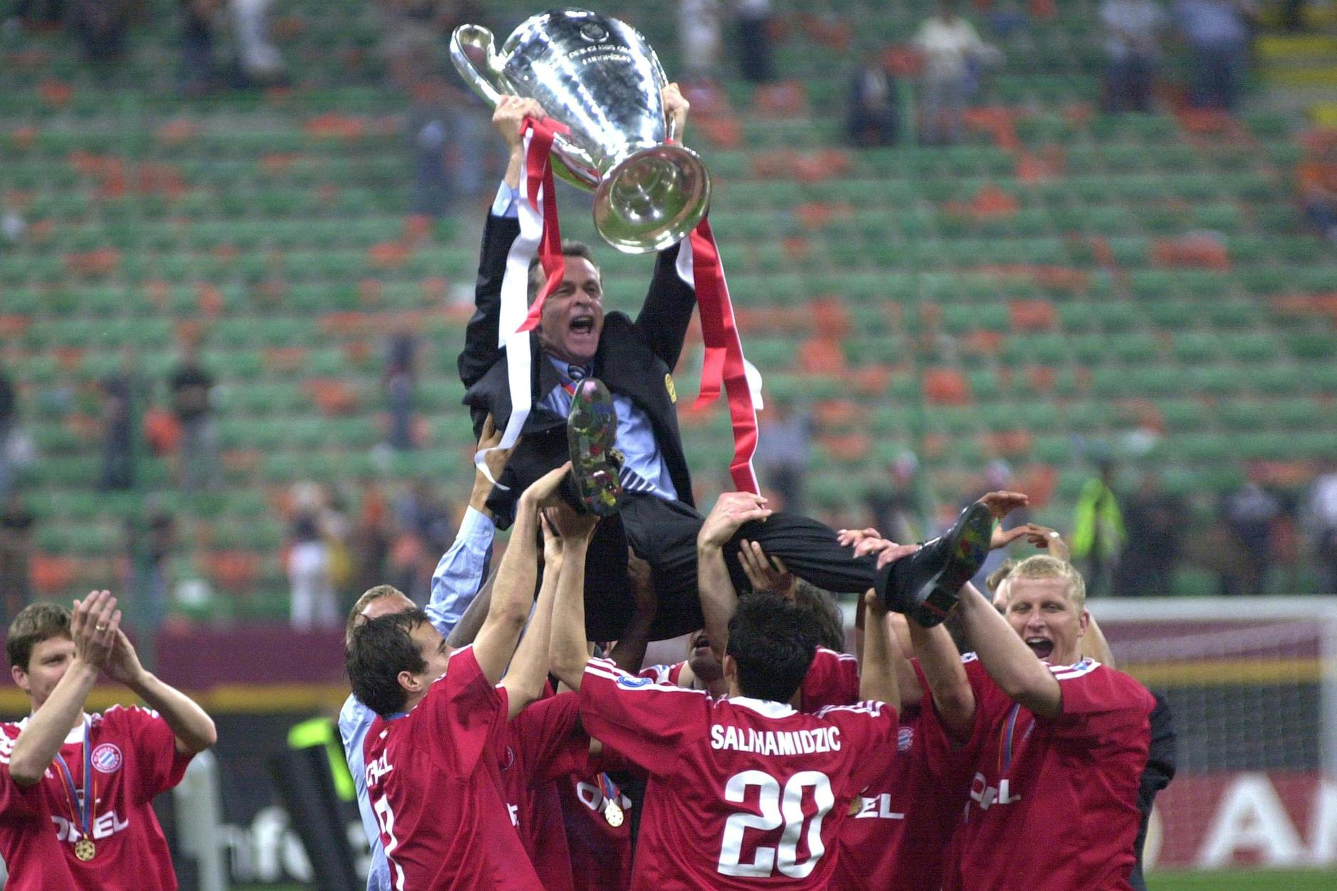 Von den Spielern des FC Bayern München wurde Ottmar Hitzfeld nach dem Gewinn der Champions League im Frühjahr 2001 auf Händen getragen.