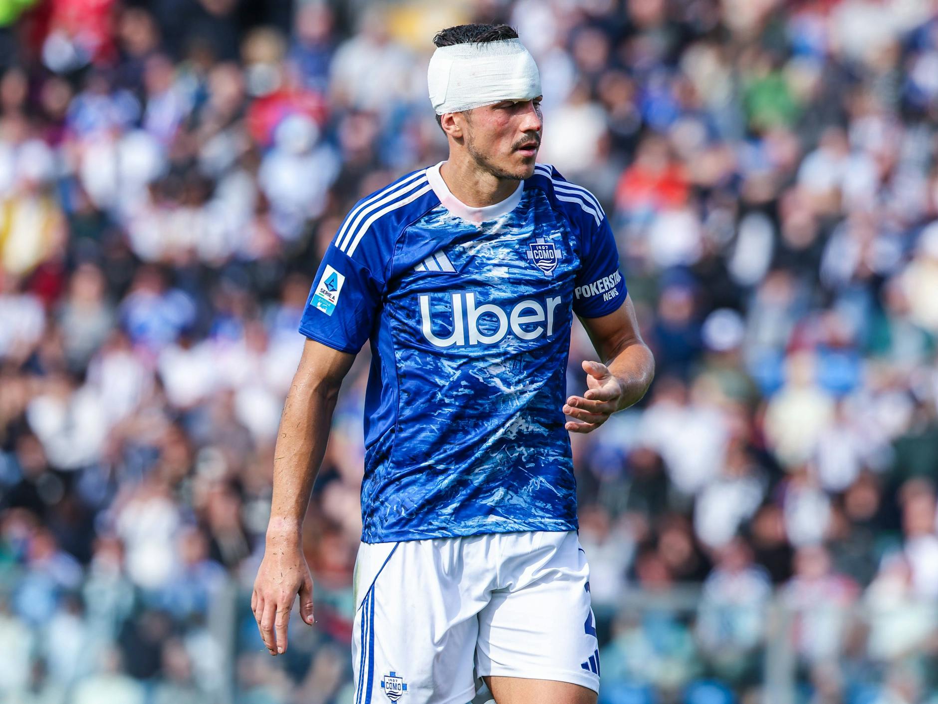 So wird man in Italien zum Helden. Marc Oliver Kempf traf bei Comos 2:0 gegen Juventus Turin zum 1:0 und spielte danach mit blutender Kopfwunde und Turban weiter.