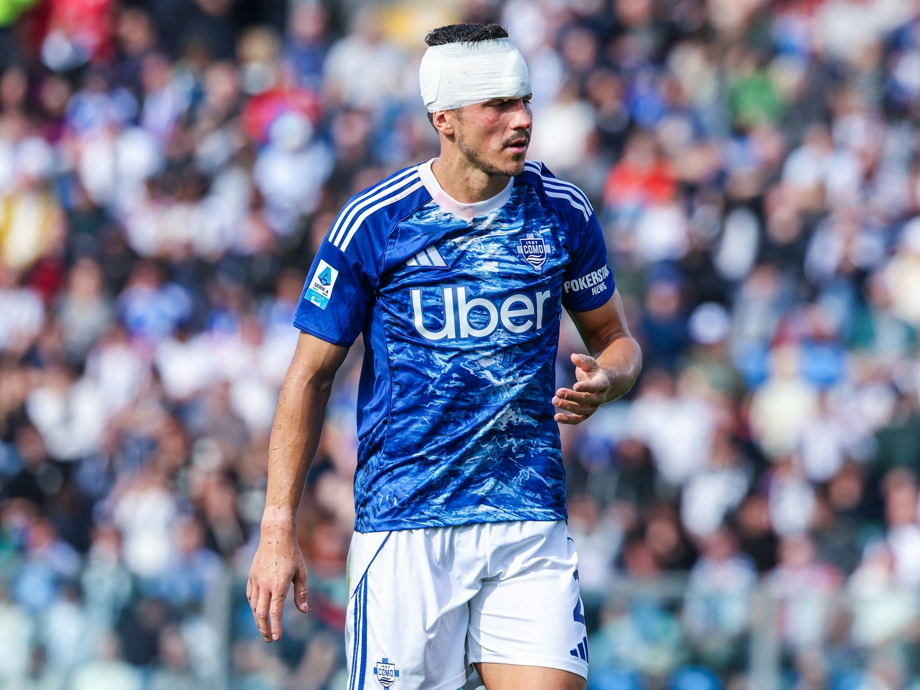 So wird man in Italien zum Helden. Marc Oliver Kempf traf bei Comos 2:0 gegen Juventus Turin zum 1:0 und spielte danach mit blutender Kopfwunde und Turban weiter.