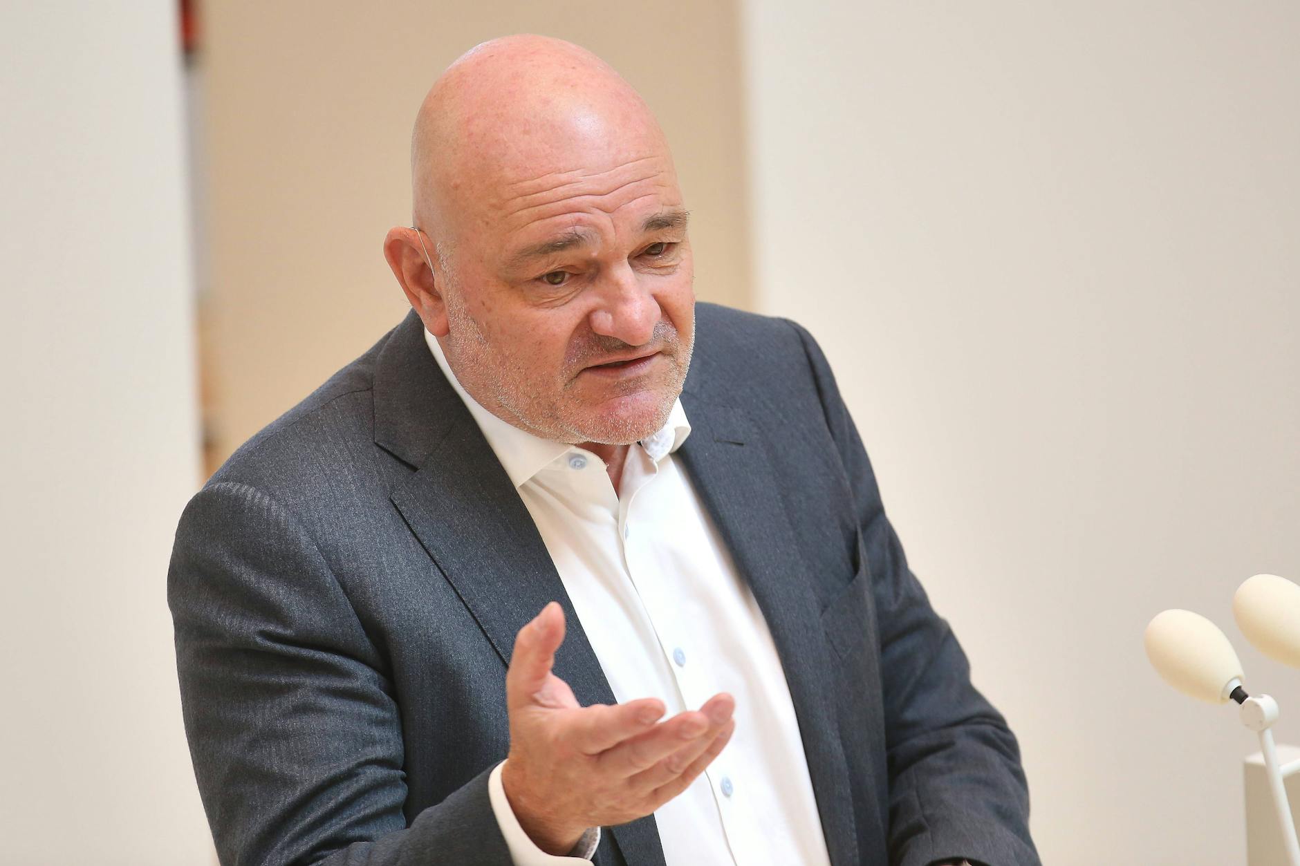 Brandenburgs ehemaliger Finanzminister Robert Crumbach hat mit seinem Austritt aus dem BSW die Regierungskrise in Brandenburg mit ausgelöst.